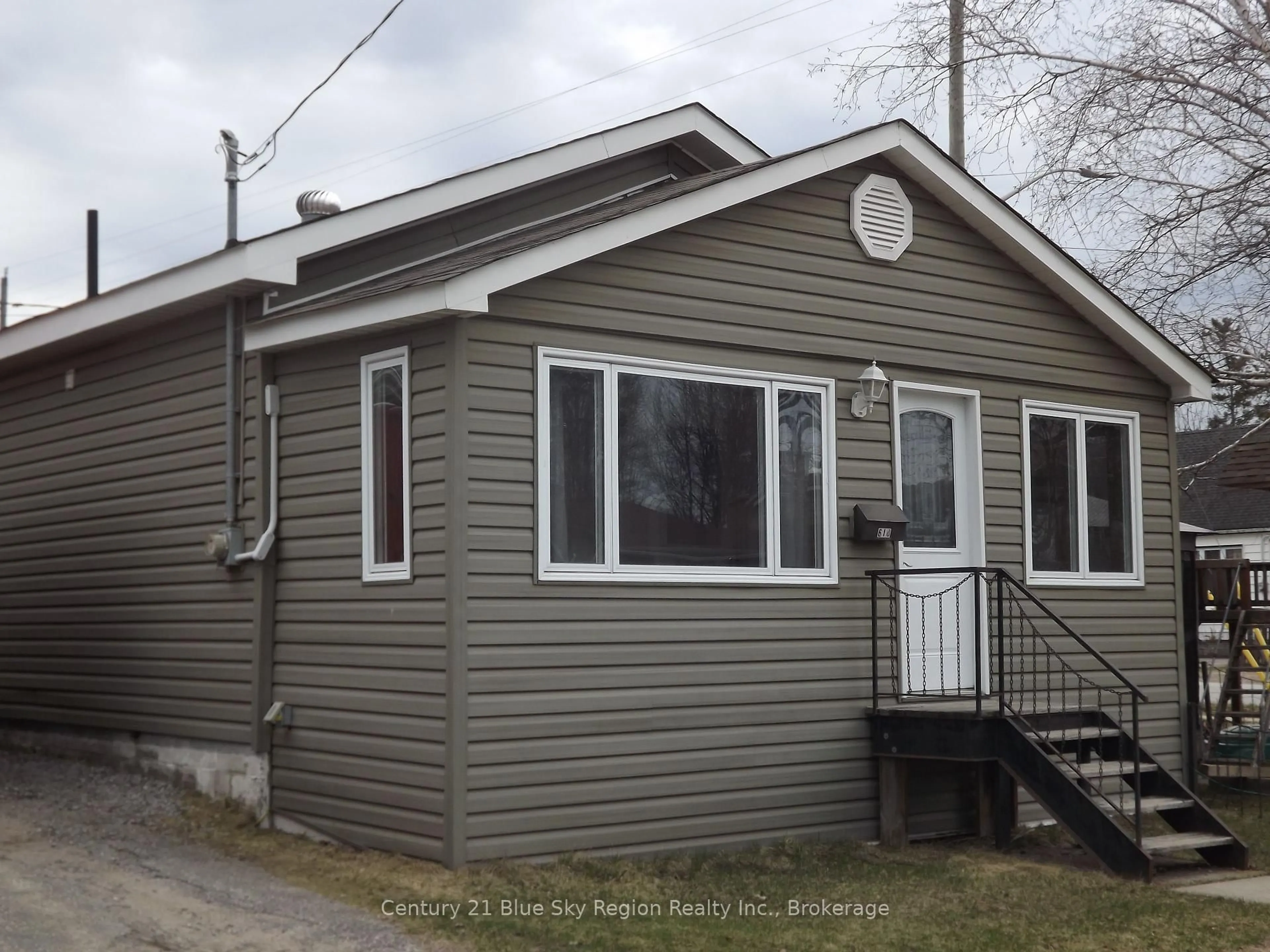 Home with vinyl exterior material, street for 618 Hardy St, North Bay Ontario P1B 8S2