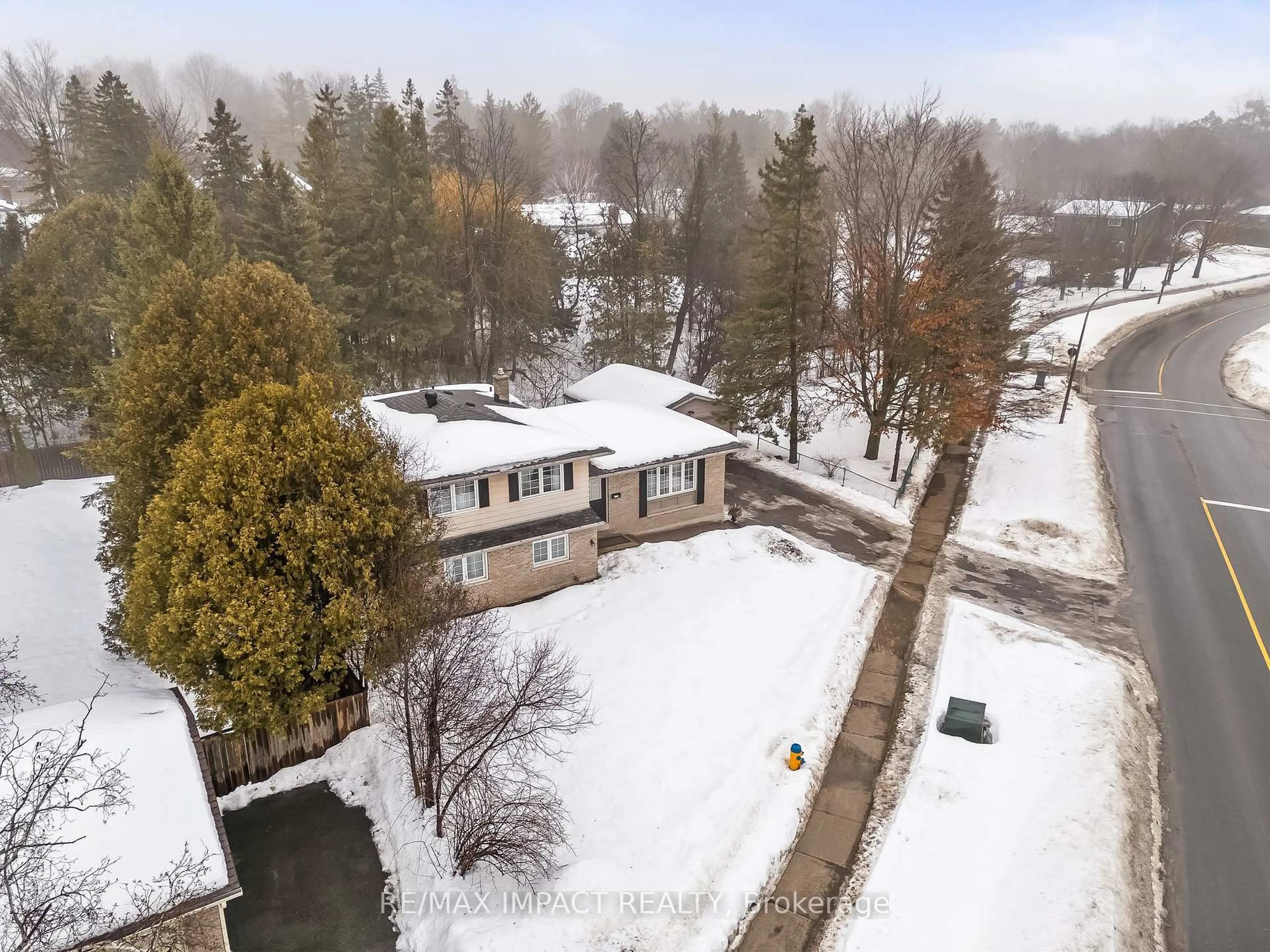 A pic from outside/outdoor area/front of a property/back of a property/a pic from drone, unknown for 1158 Weller St, Peterborough West Ontario K9J 7M8
