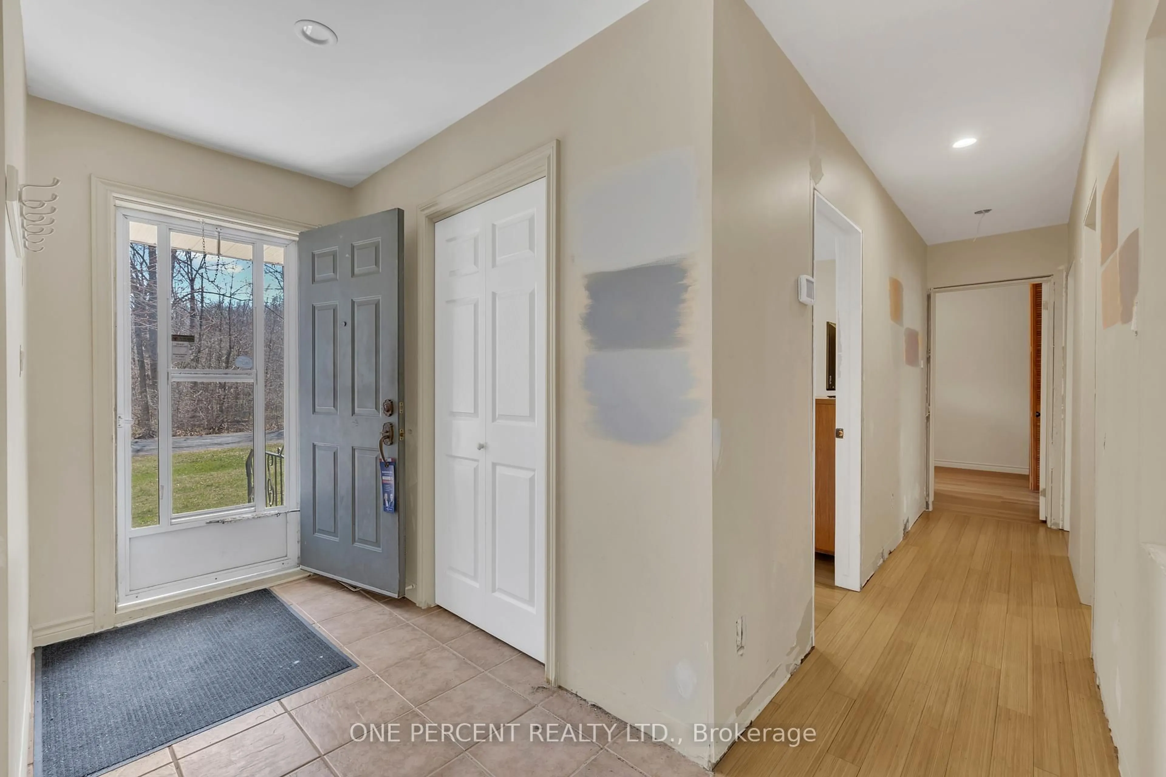 Indoor entryway for 57 Cortleigh Dr, Ottawa Ontario K2J 3Z8