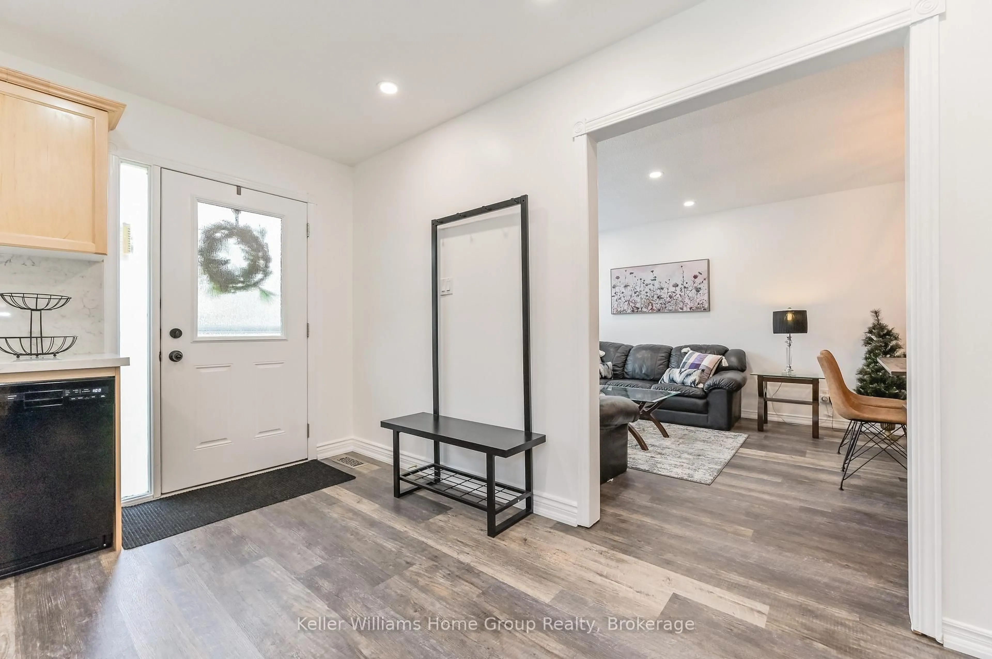 Indoor entryway for 373 West Acres Dr, Guelph Ontario N1H 7B3