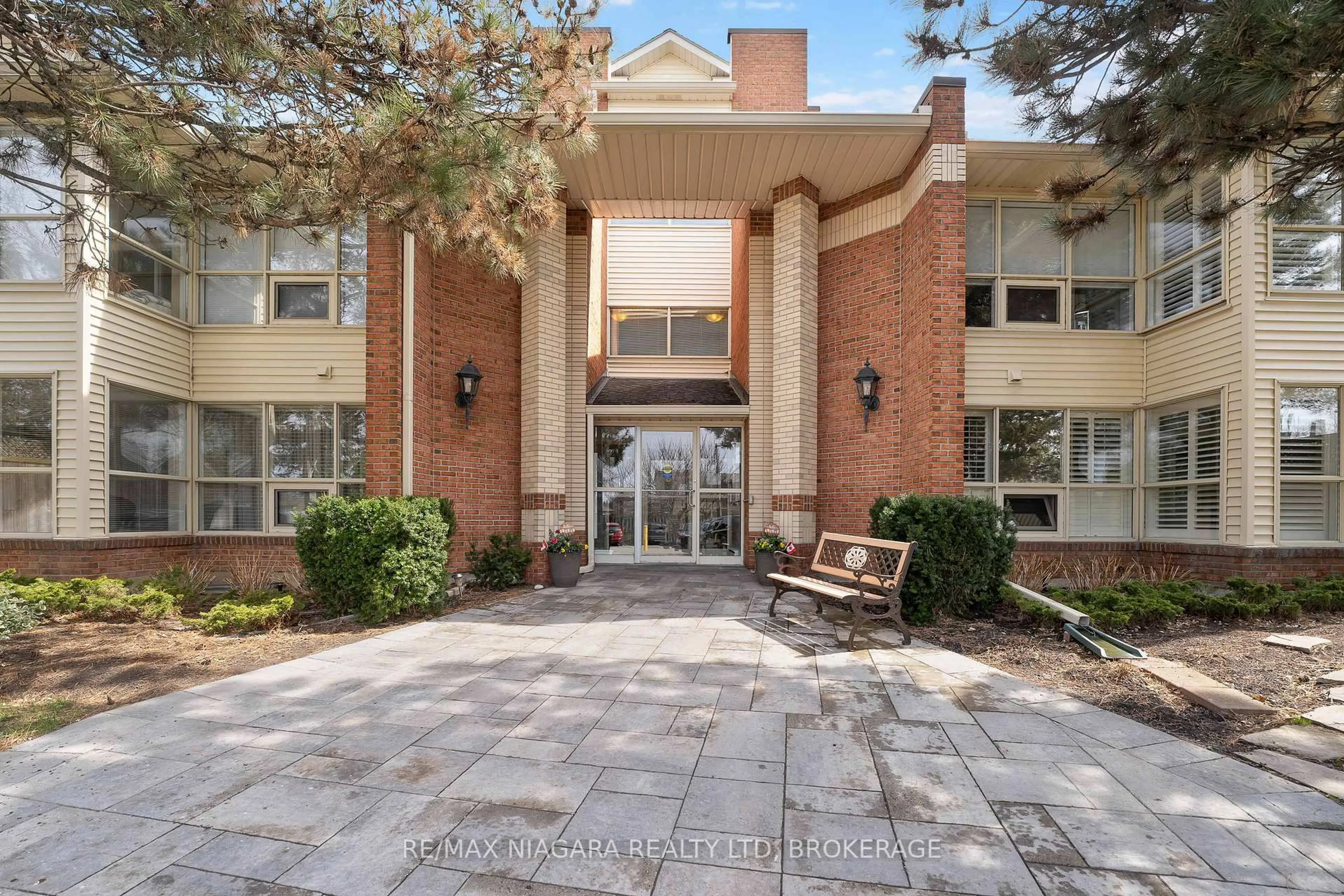 Indoor foyer for 244 Lakeshore Rd #301, St. Catharines Ontario L2M 1R6