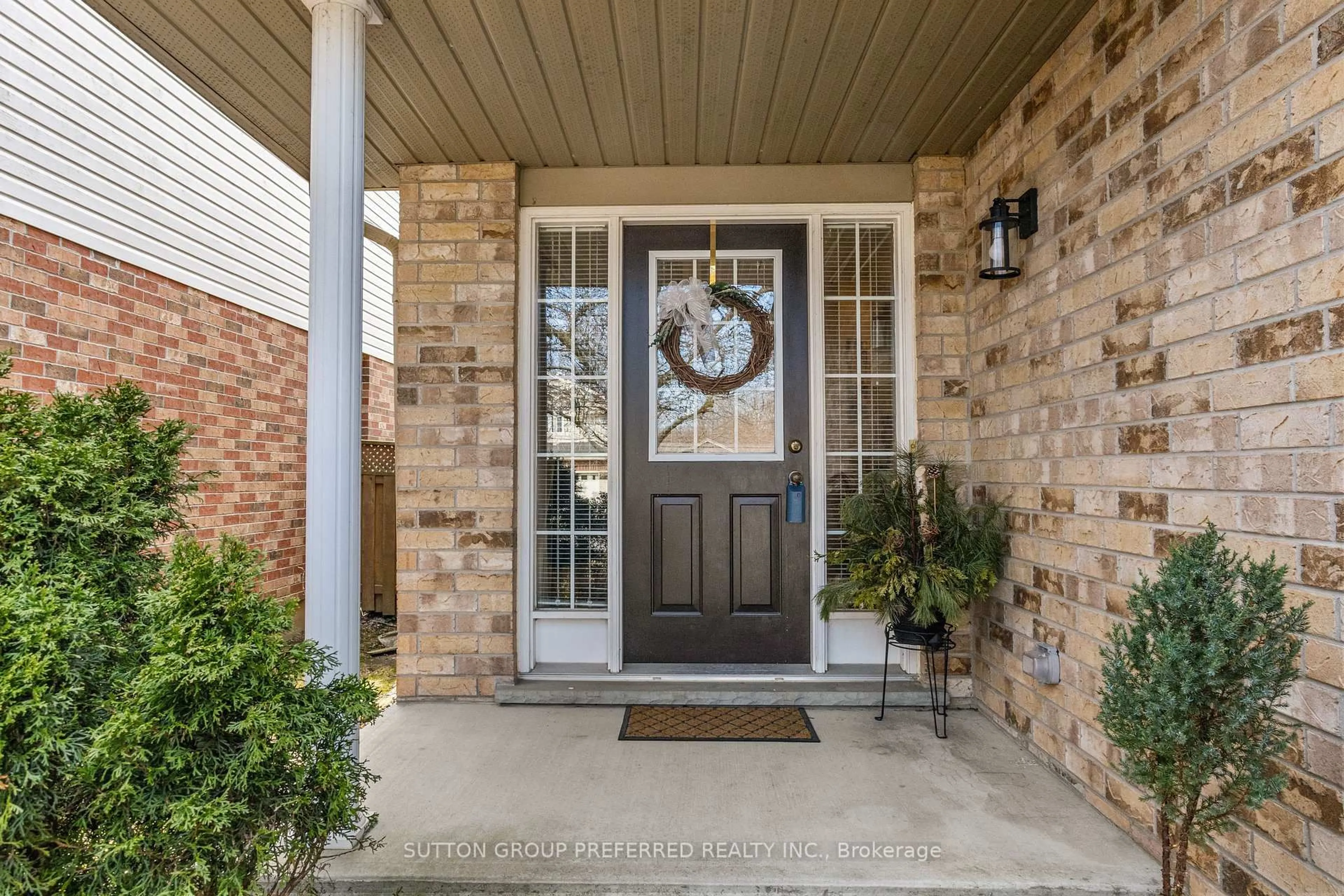 Indoor entryway for 347 Ridgeview Crt, London East Ontario N5Y 6H7