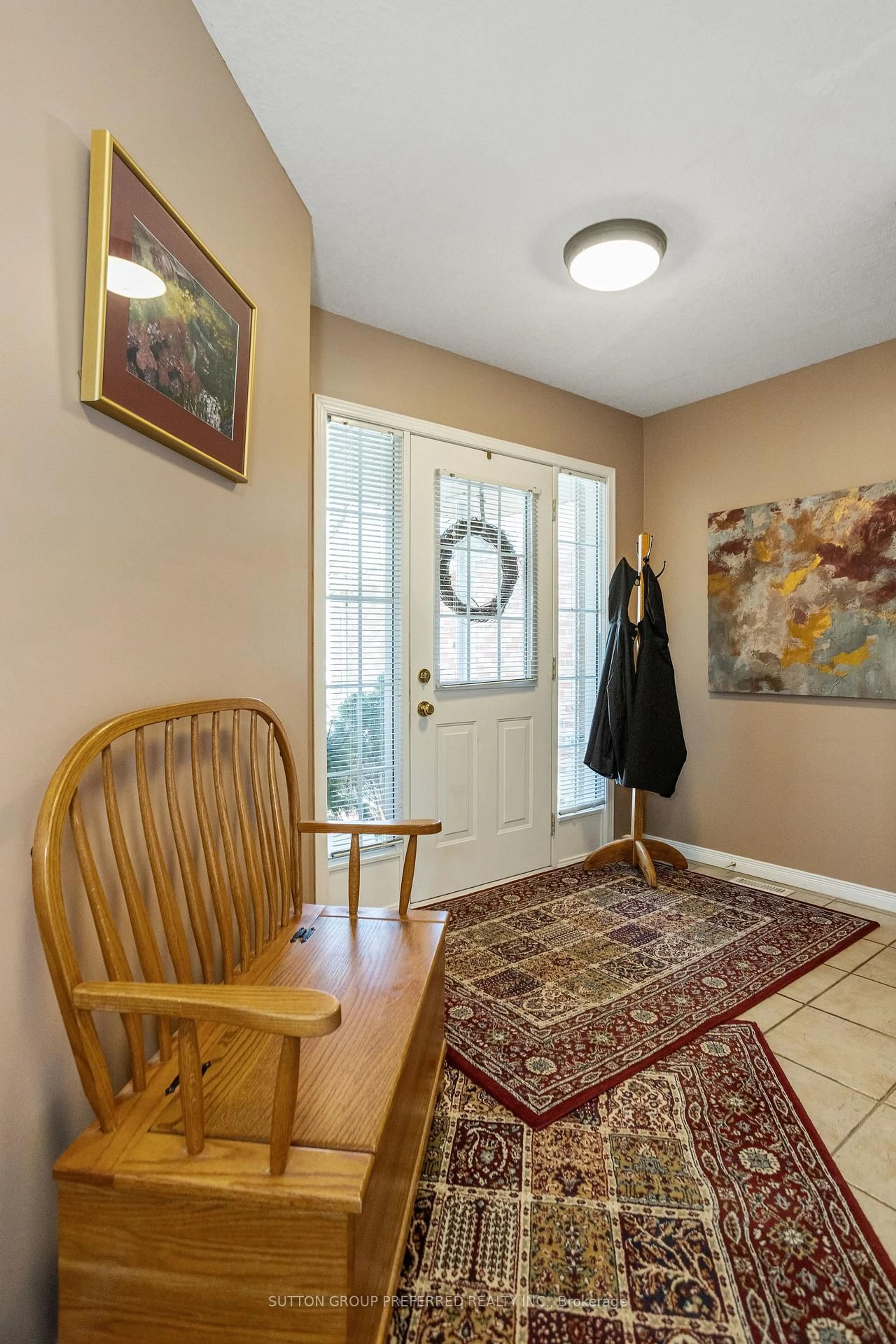 Indoor entryway for 347 Ridgeview Crt, London East Ontario N5Y 6H7
