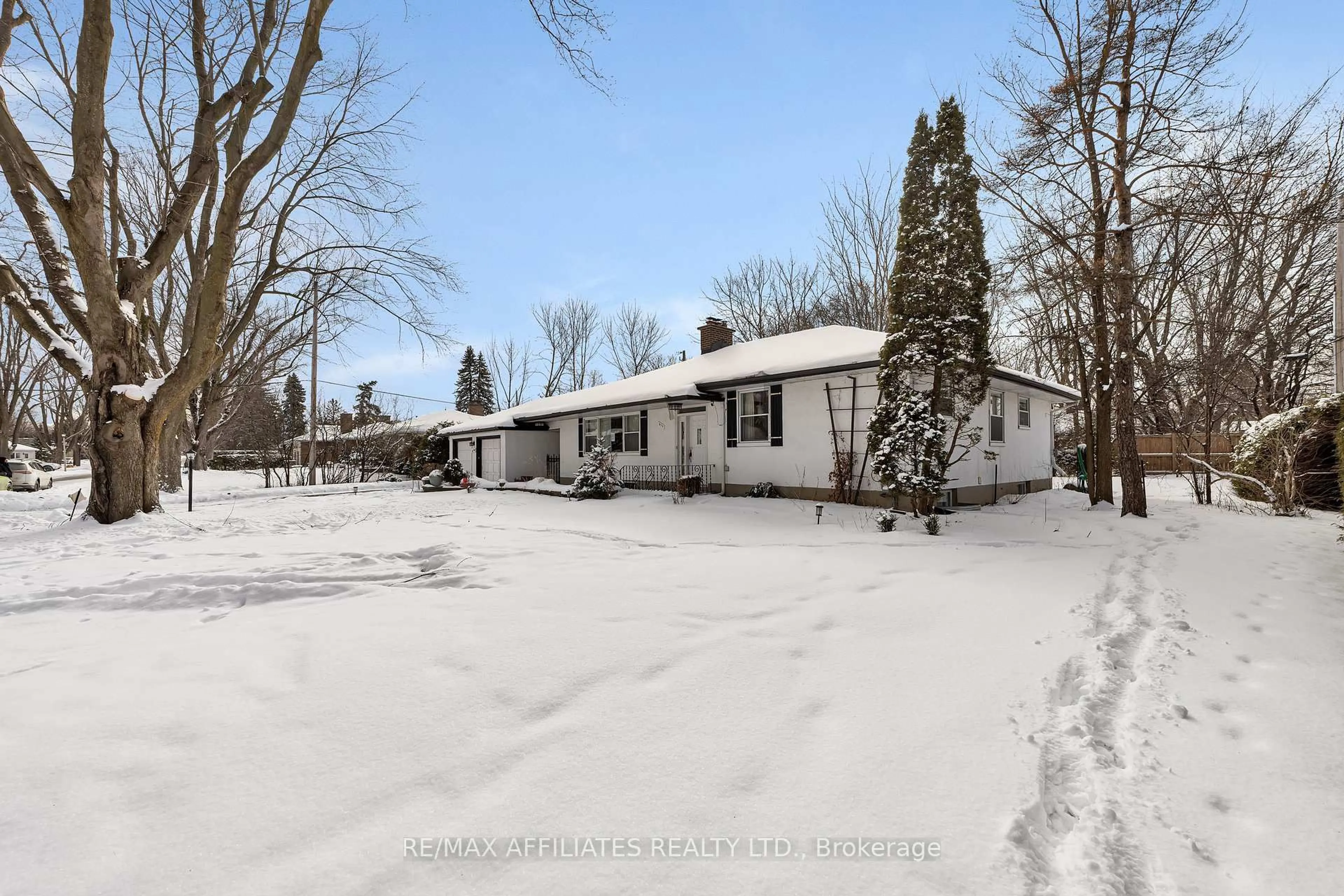 A pic from outside/outdoor area/front of a property/back of a property/a pic from drone, street for 850 Killeen Ave, Ottawa Ontario K2A 2X7