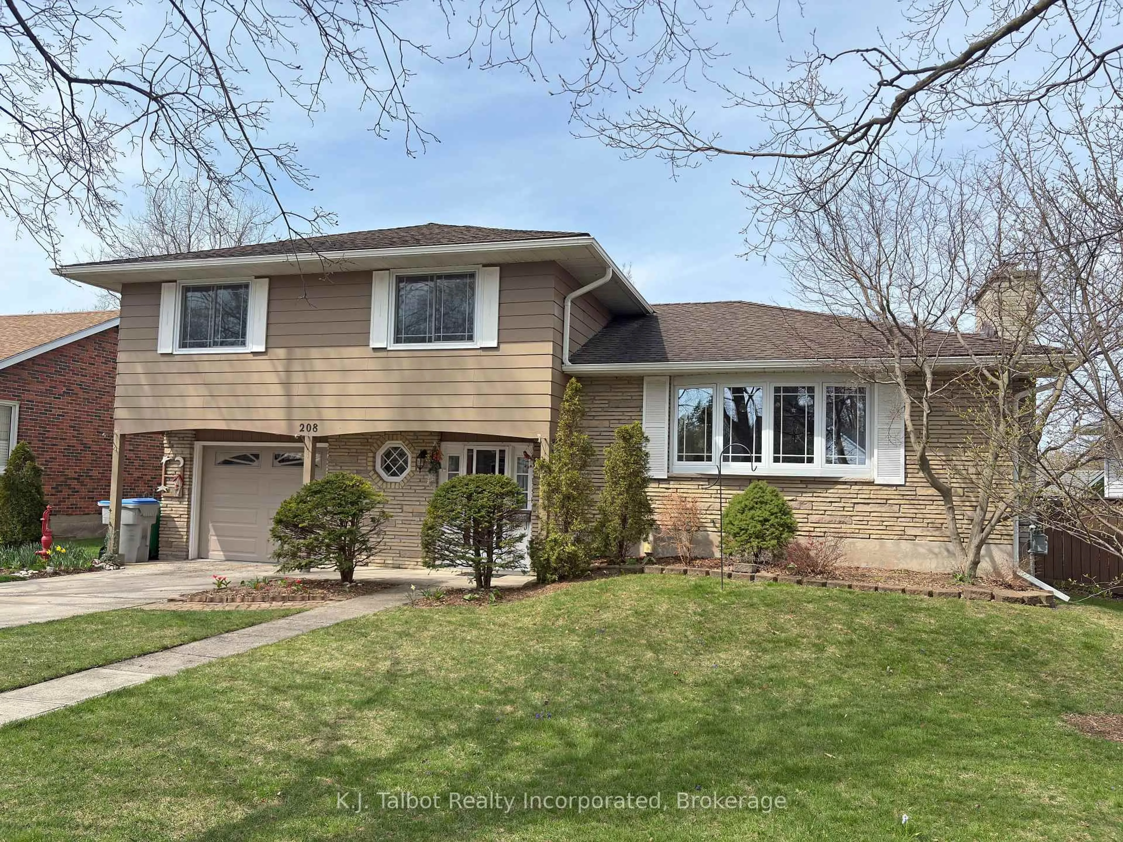 Home with vinyl exterior material, street for 208 Palmerston St, Goderich Ontario N7A 3E9