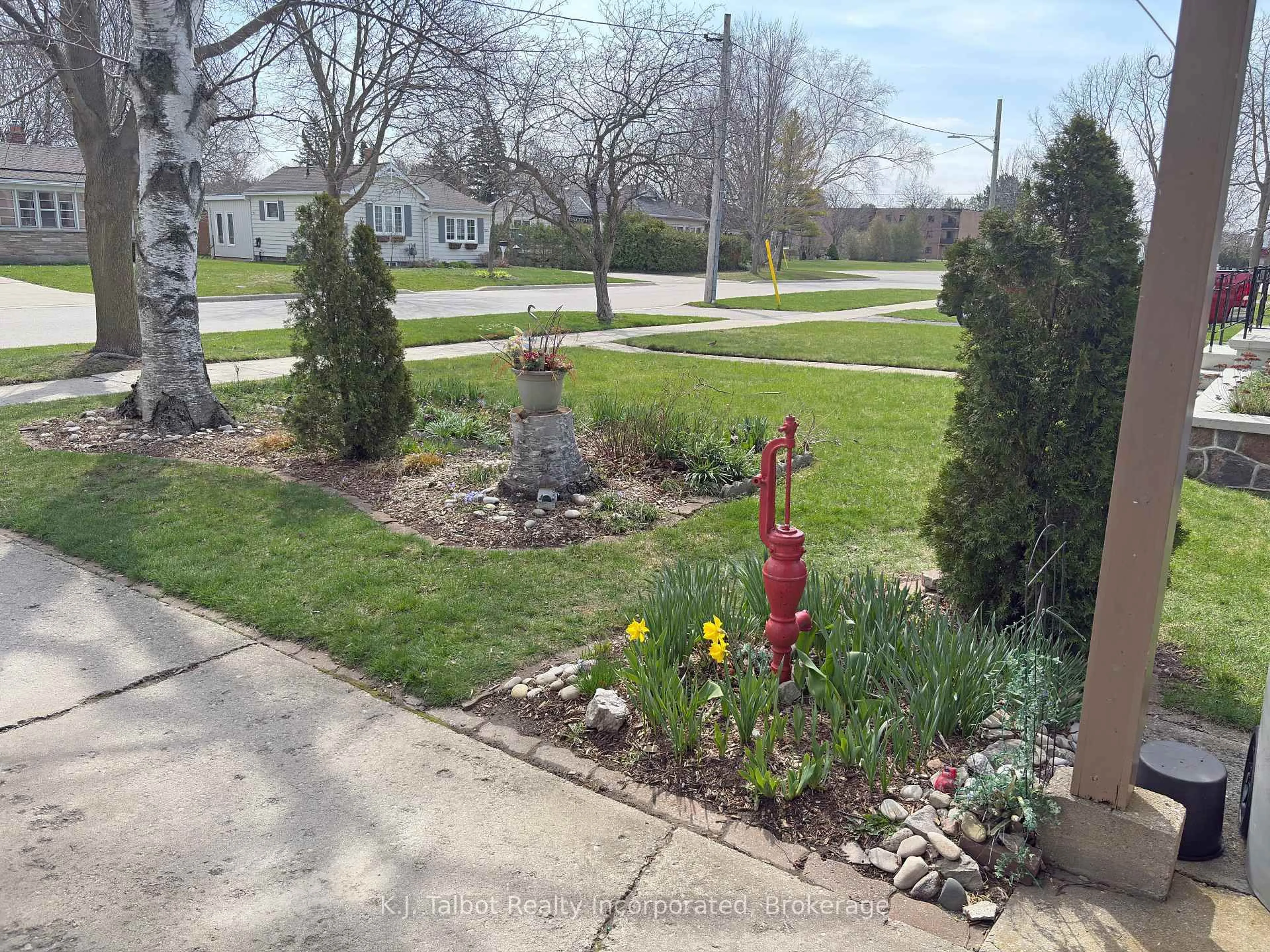 A pic from outside/outdoor area/front of a property/back of a property/a pic from drone, street for 208 Palmerston St, Goderich Ontario N7A 3E9