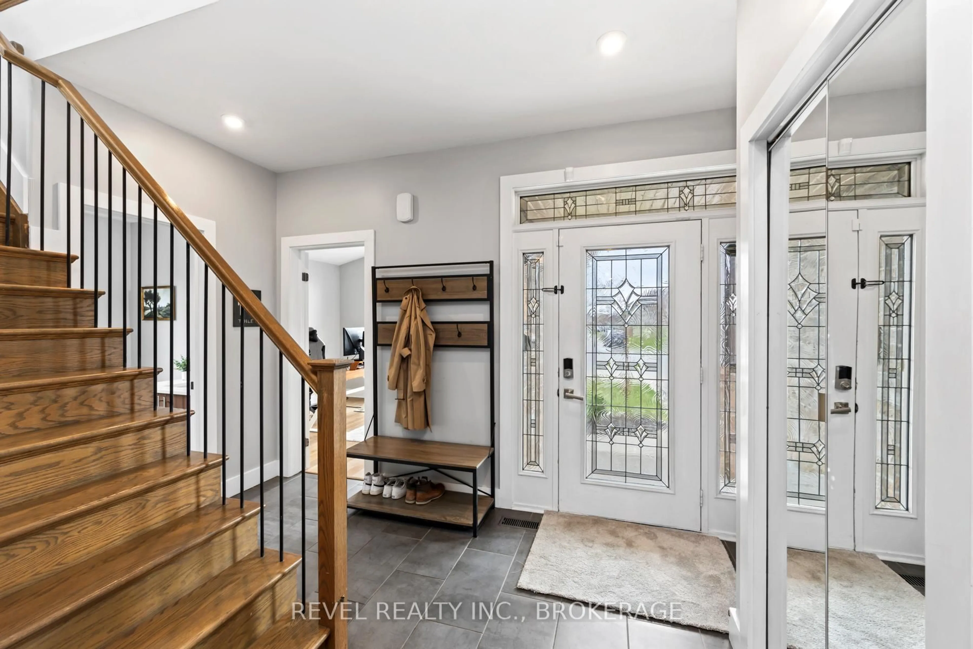 Indoor entryway for 1561 Providence Cres, Kingston Ontario K7P 0H9