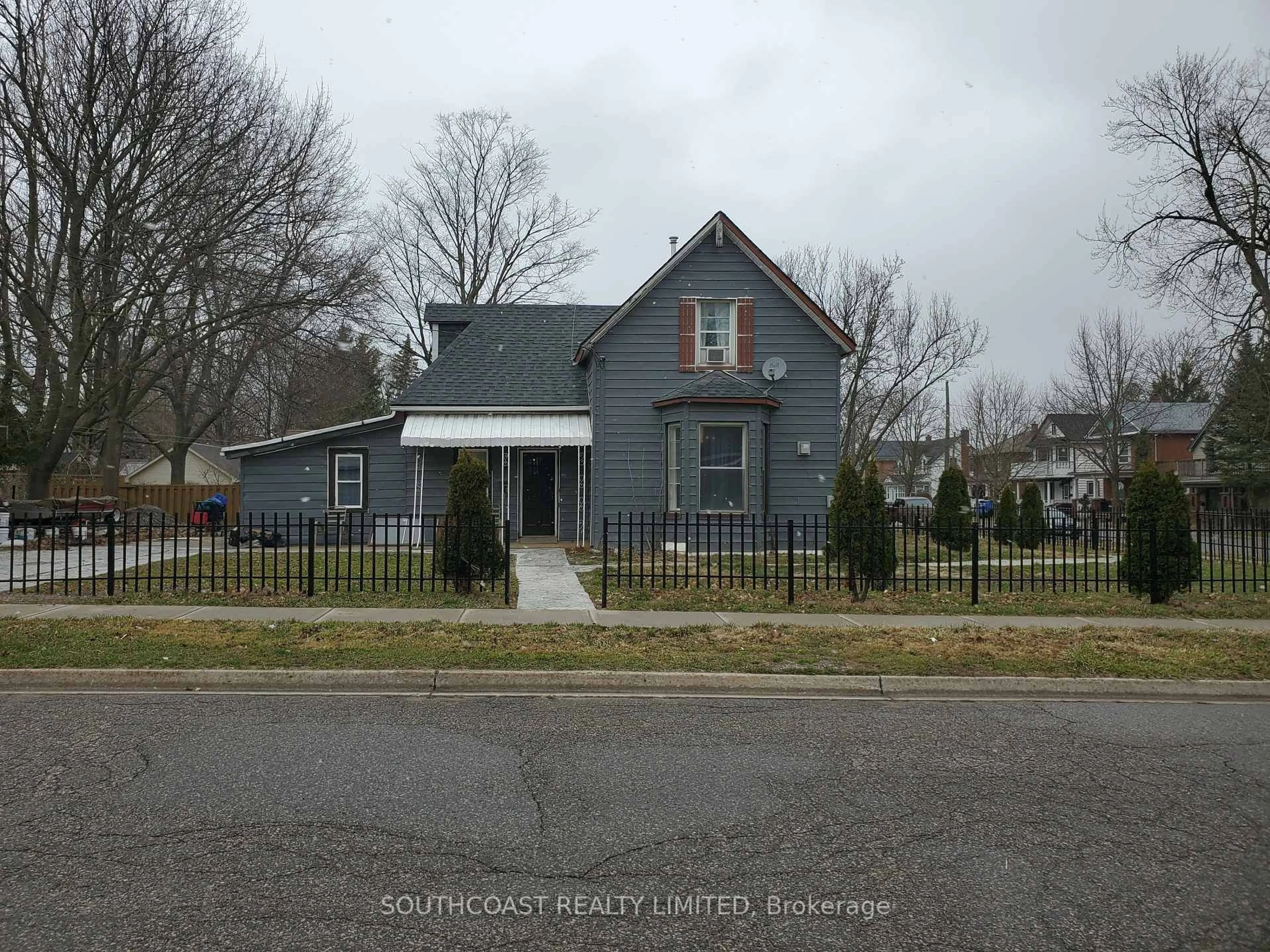 A pic from outside/outdoor area/front of a property/back of a property/a pic from drone, street for 218 Talbot St, Norfolk Ontario N3Y 2Z7