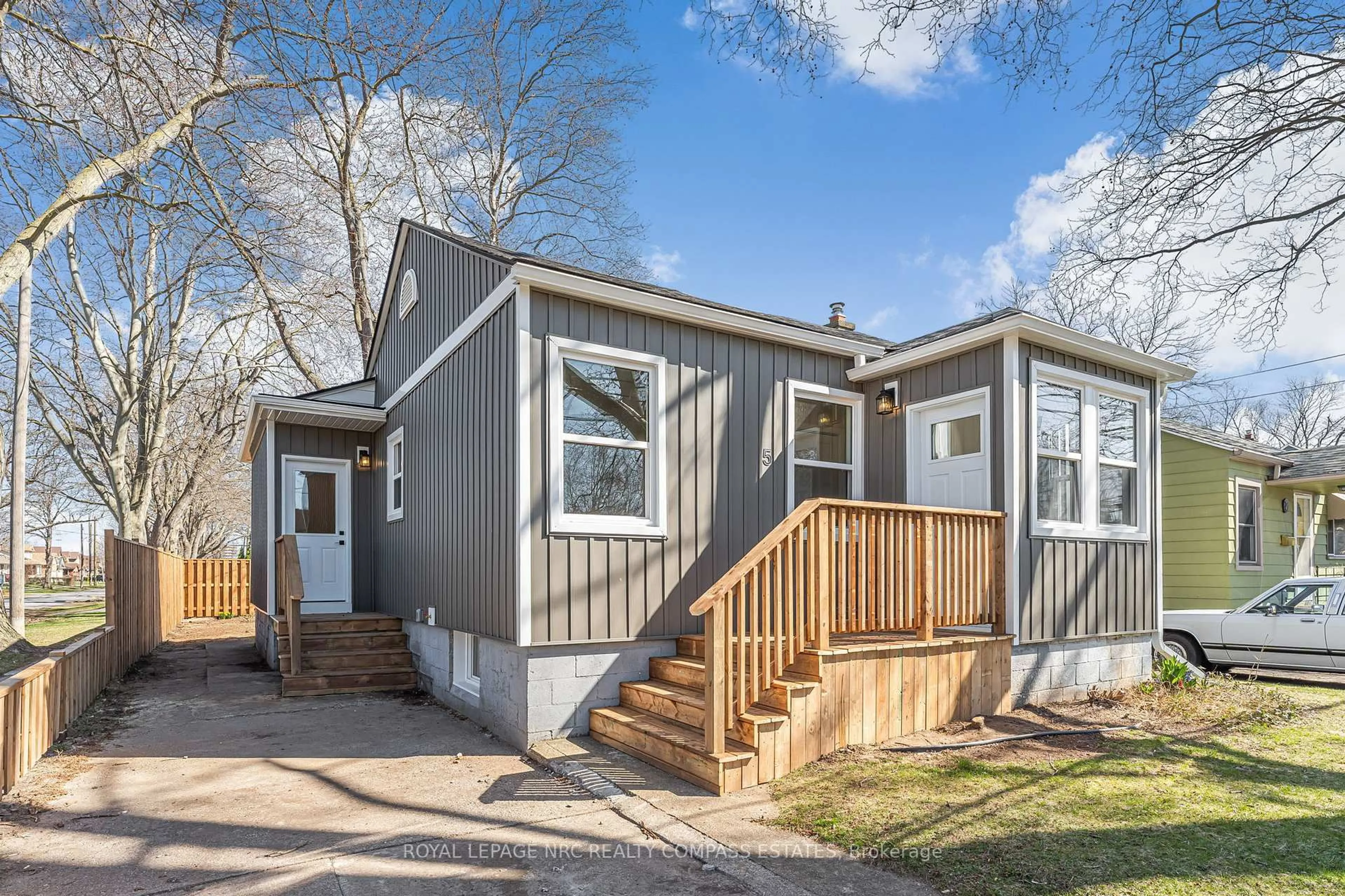 Home with vinyl exterior material, street for 5 ALICE St, St. Catharines Ontario L2R 1L6