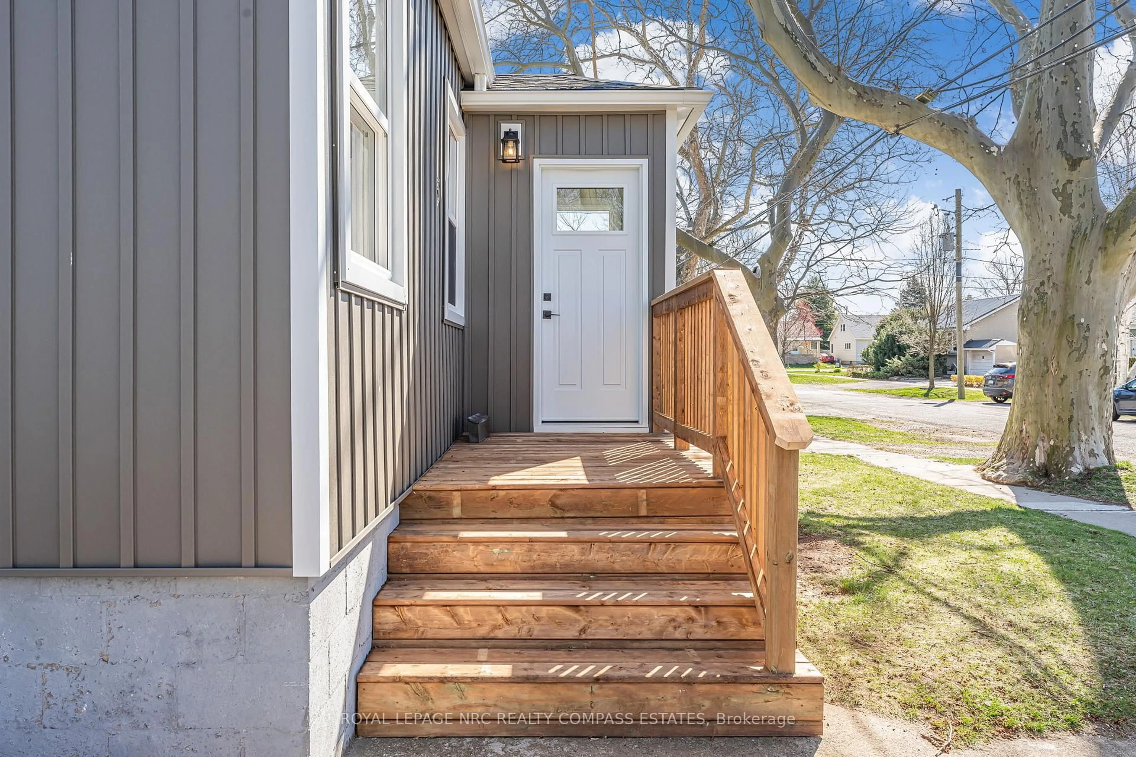 Indoor entryway for 5 ALICE St, St. Catharines Ontario L2R 1L6