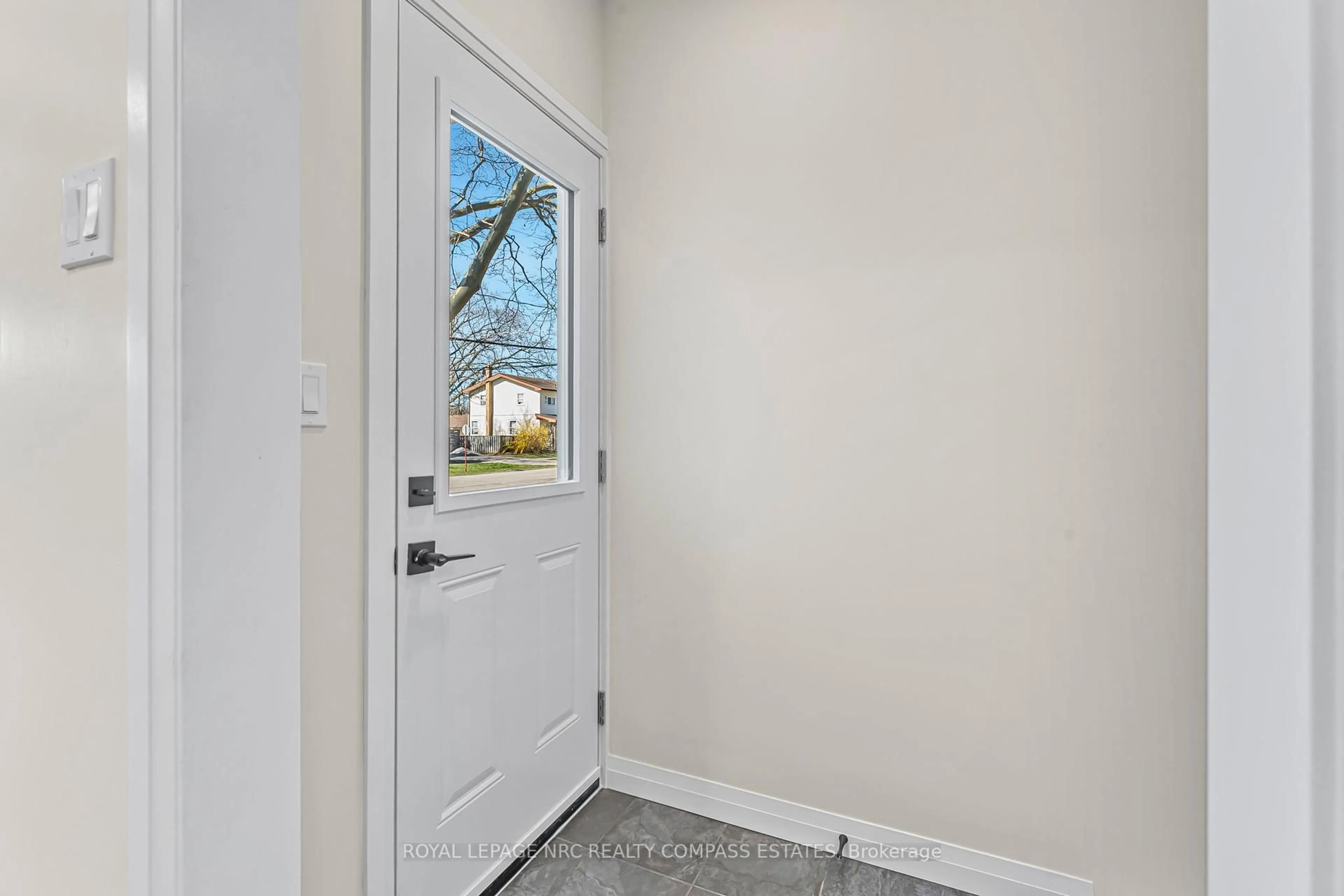 Indoor entryway for 5 ALICE St, St. Catharines Ontario L2R 1L6