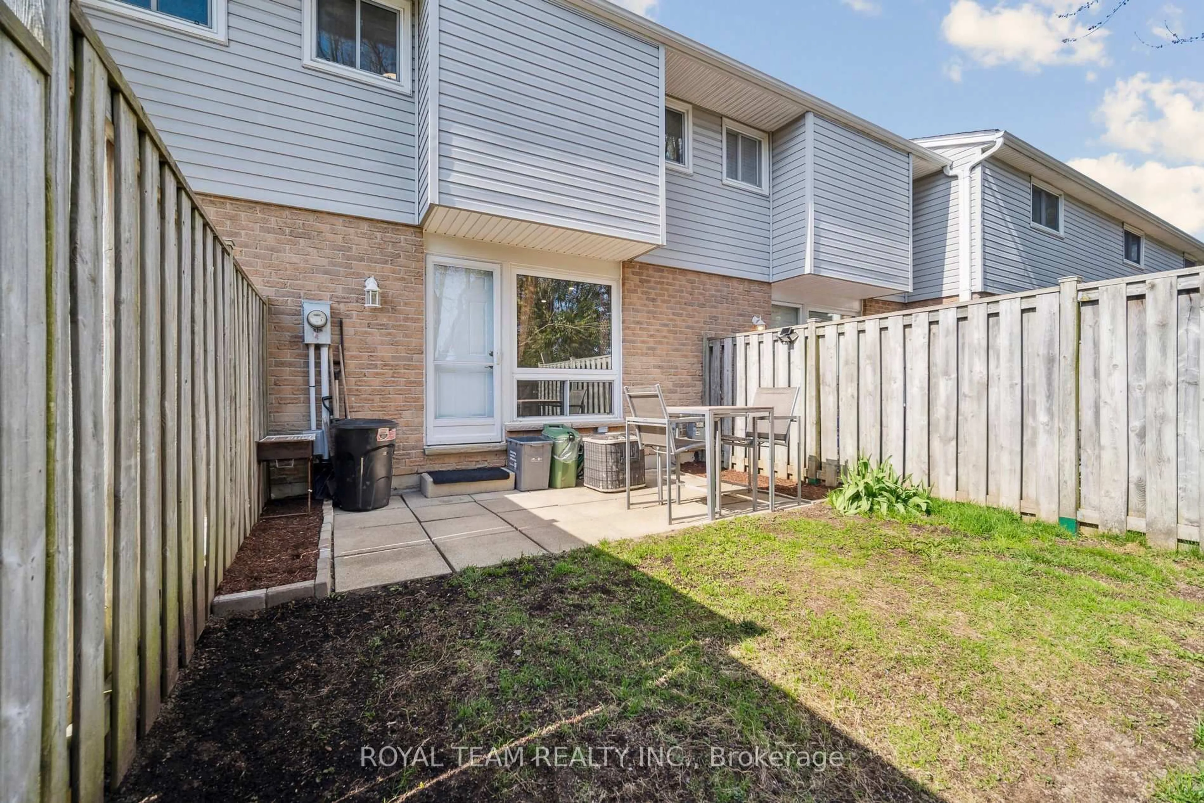 A pic from outside/outdoor area/front of a property/back of a property/a pic from drone, street for 205 CARLYLE Dr #41, London East Ontario N5V 3K7