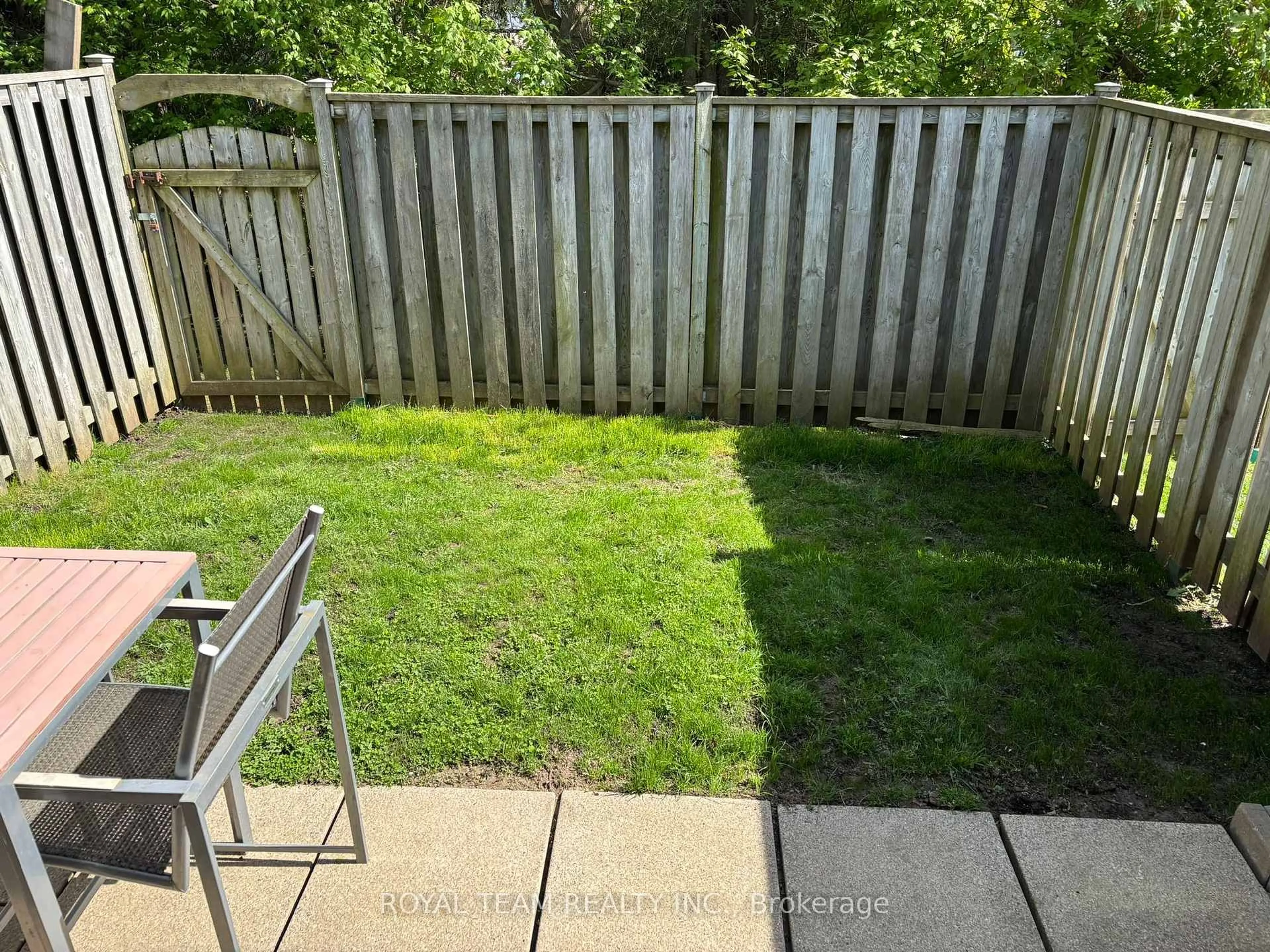 A pic from outside/outdoor area/front of a property/back of a property/a pic from drone, unknown for 205 CARLYLE Dr #41, London East Ontario N5V 3K7