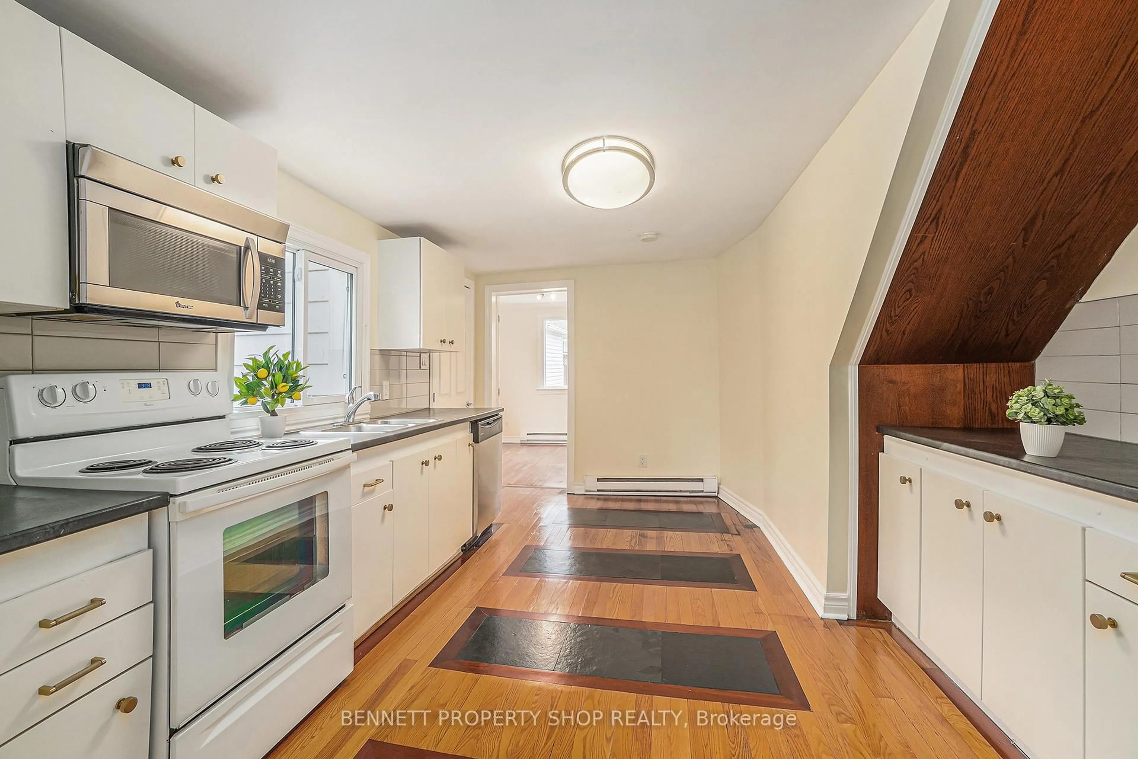 Standard kitchen, unknown for 978 Admiral Ave, Ottawa Ontario K1Z 6L9