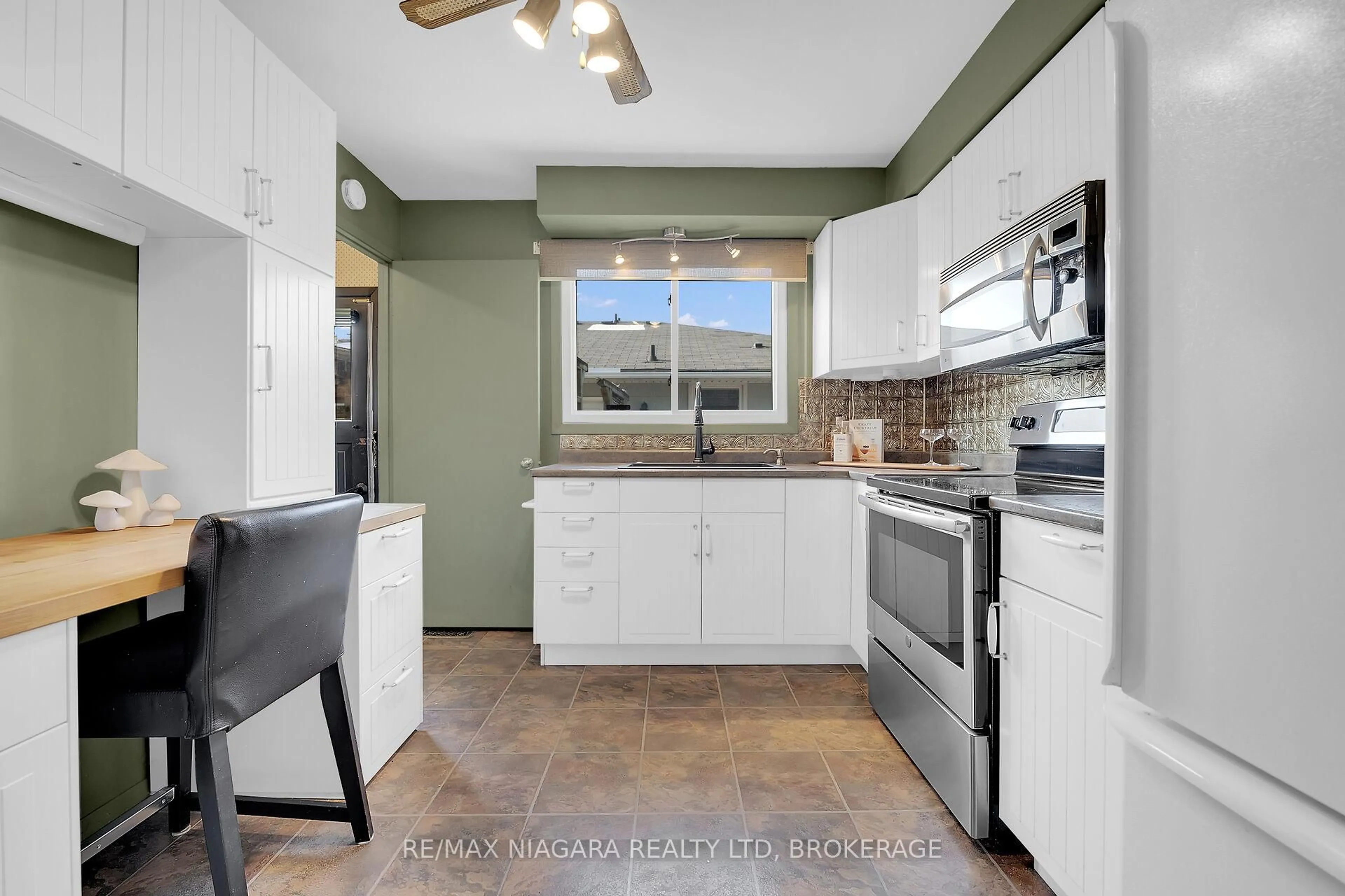 Standard kitchen, ceramic/tile floor for 70 Loraine Dr, St. Catharines Ontario L2P 3N8