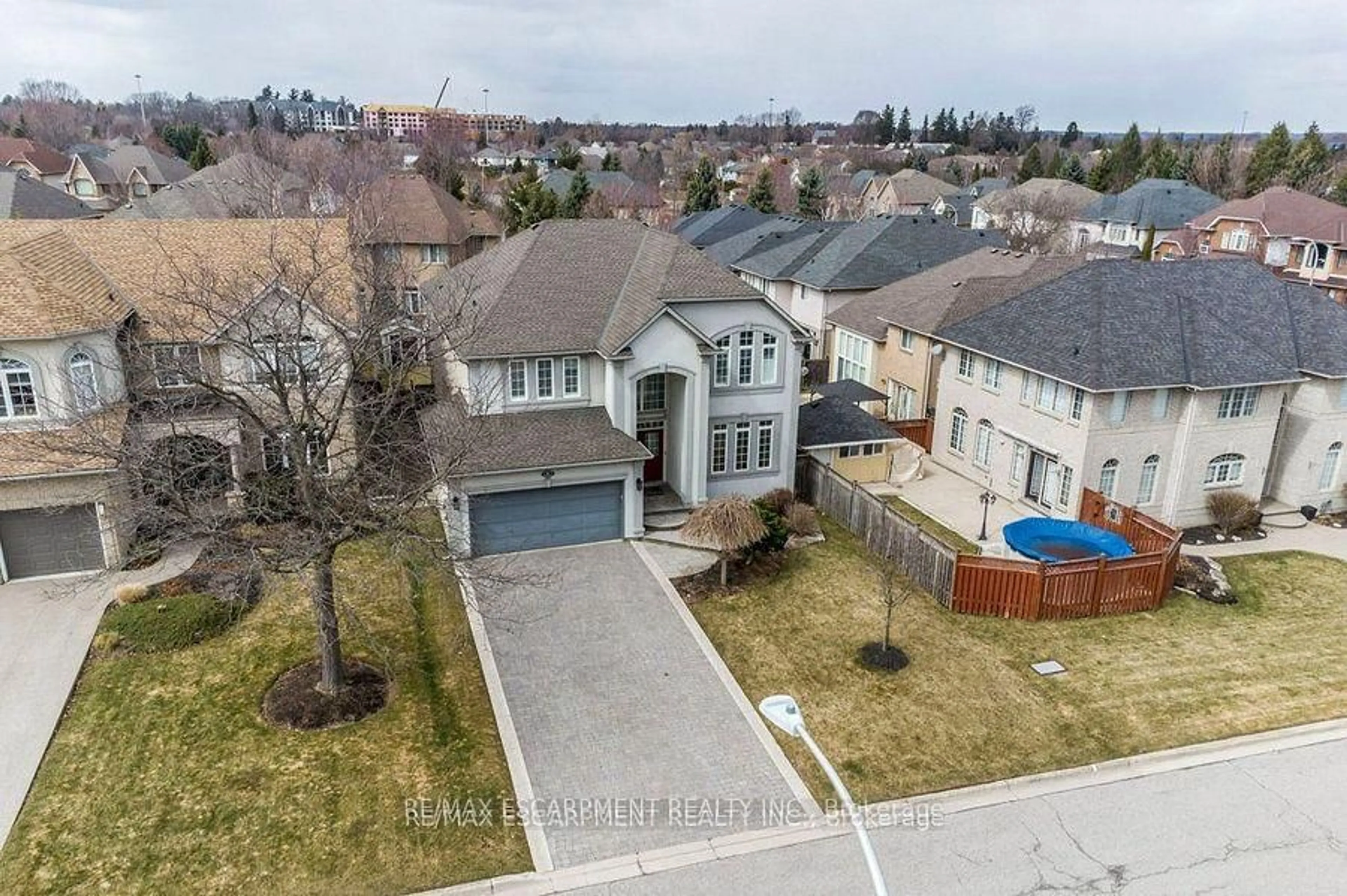 A pic from outside/outdoor area/front of a property/back of a property/a pic from drone, street for 8 Hackney Crt, Hamilton Ontario L9K 1M3