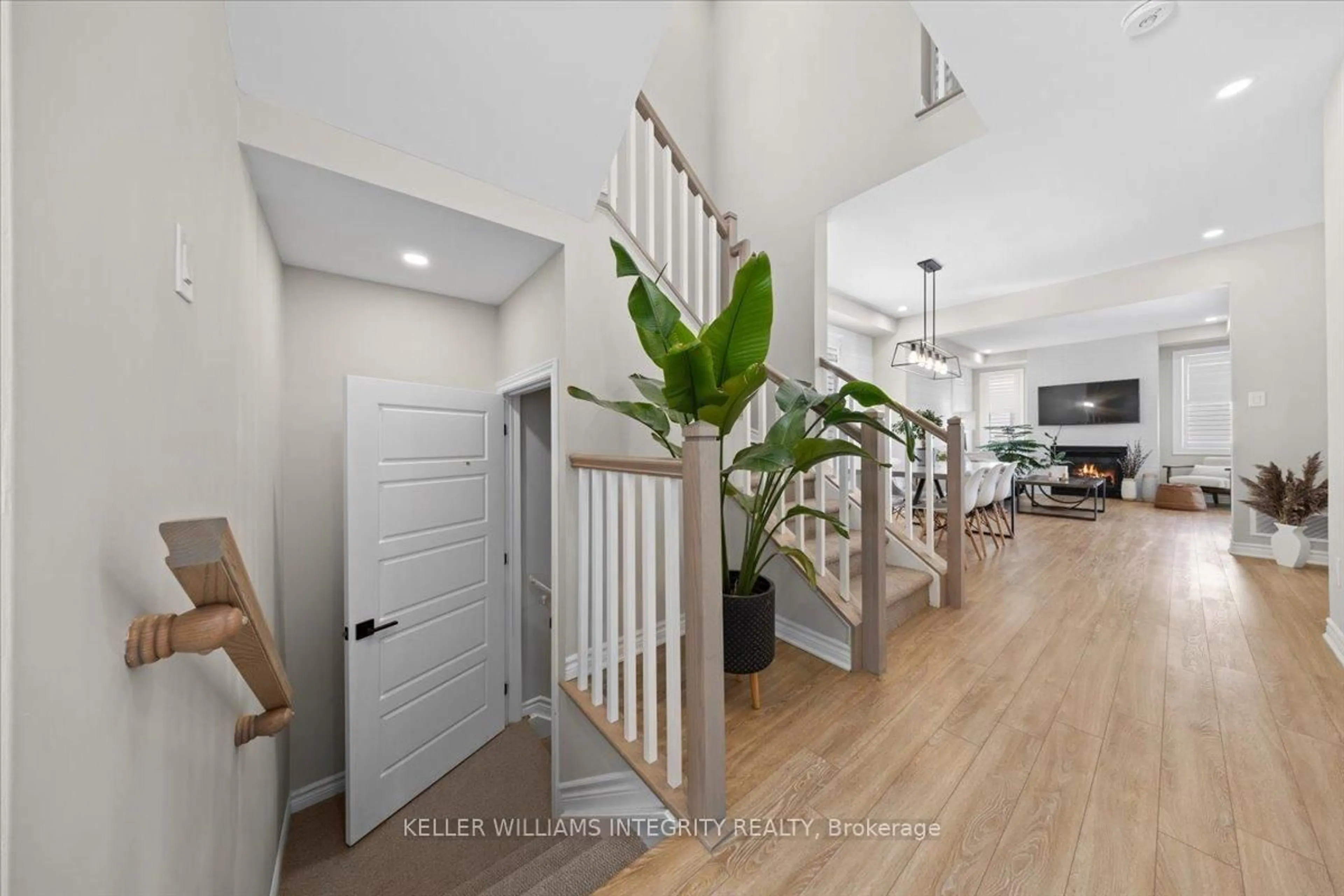Indoor entryway for 355 Crossway Terr, Stittsville Ontario K2S 2Z3