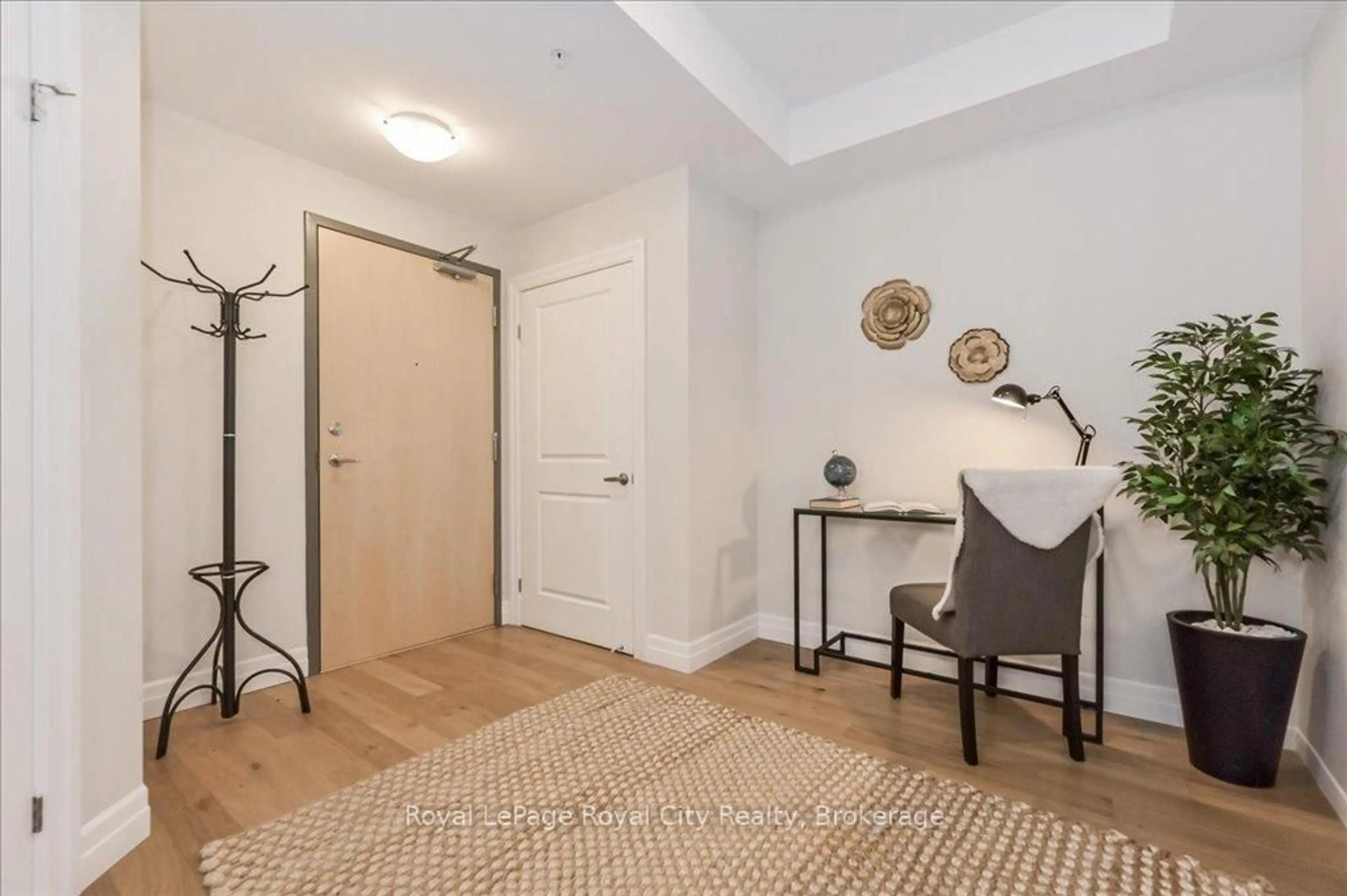 Indoor entryway for 19 Stumpf St #103, Centre Wellington Ontario N0B 1S0