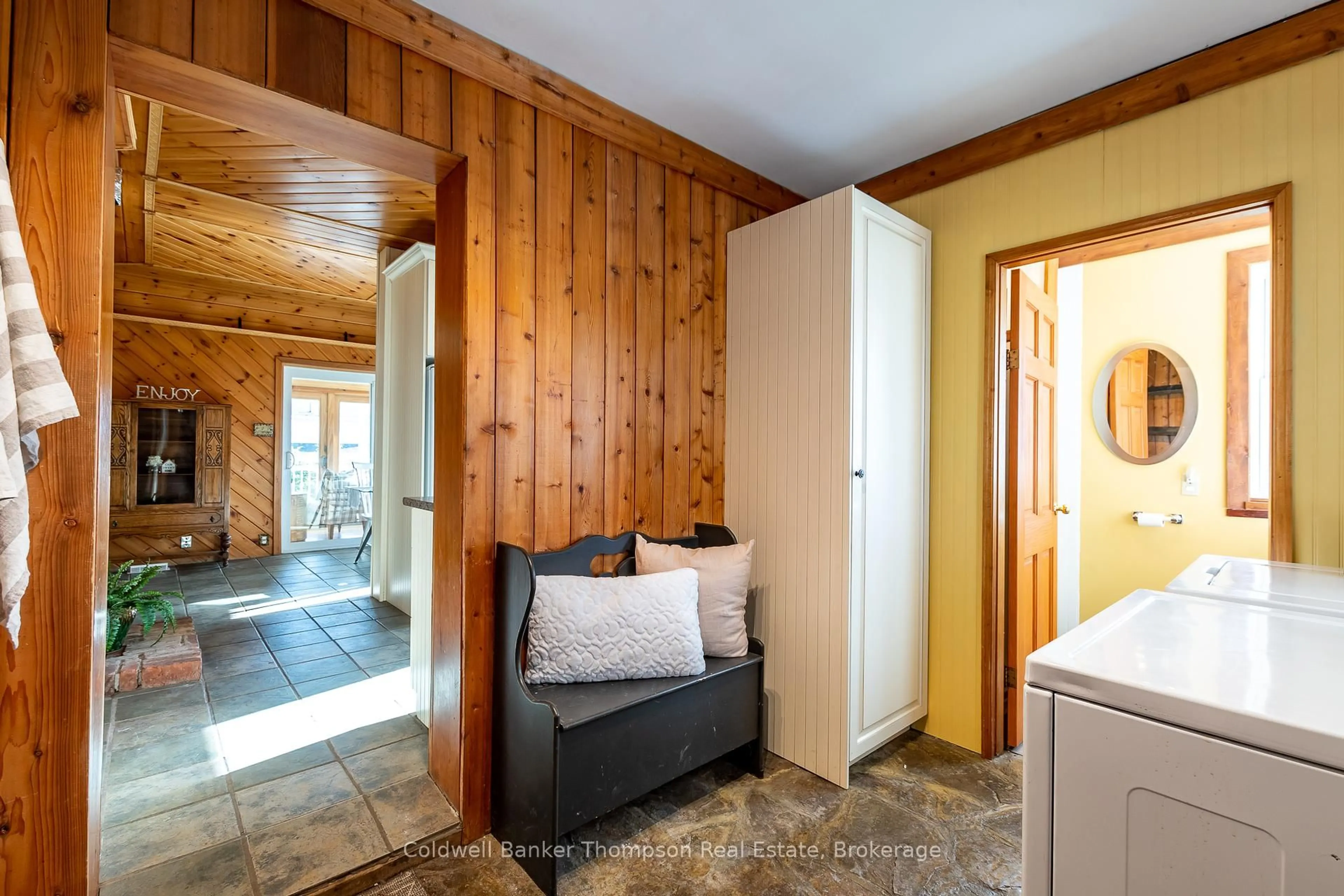 Indoor entryway for 2434 Old Muskoka Rd, Huntsville Ontario P0B 1M0
