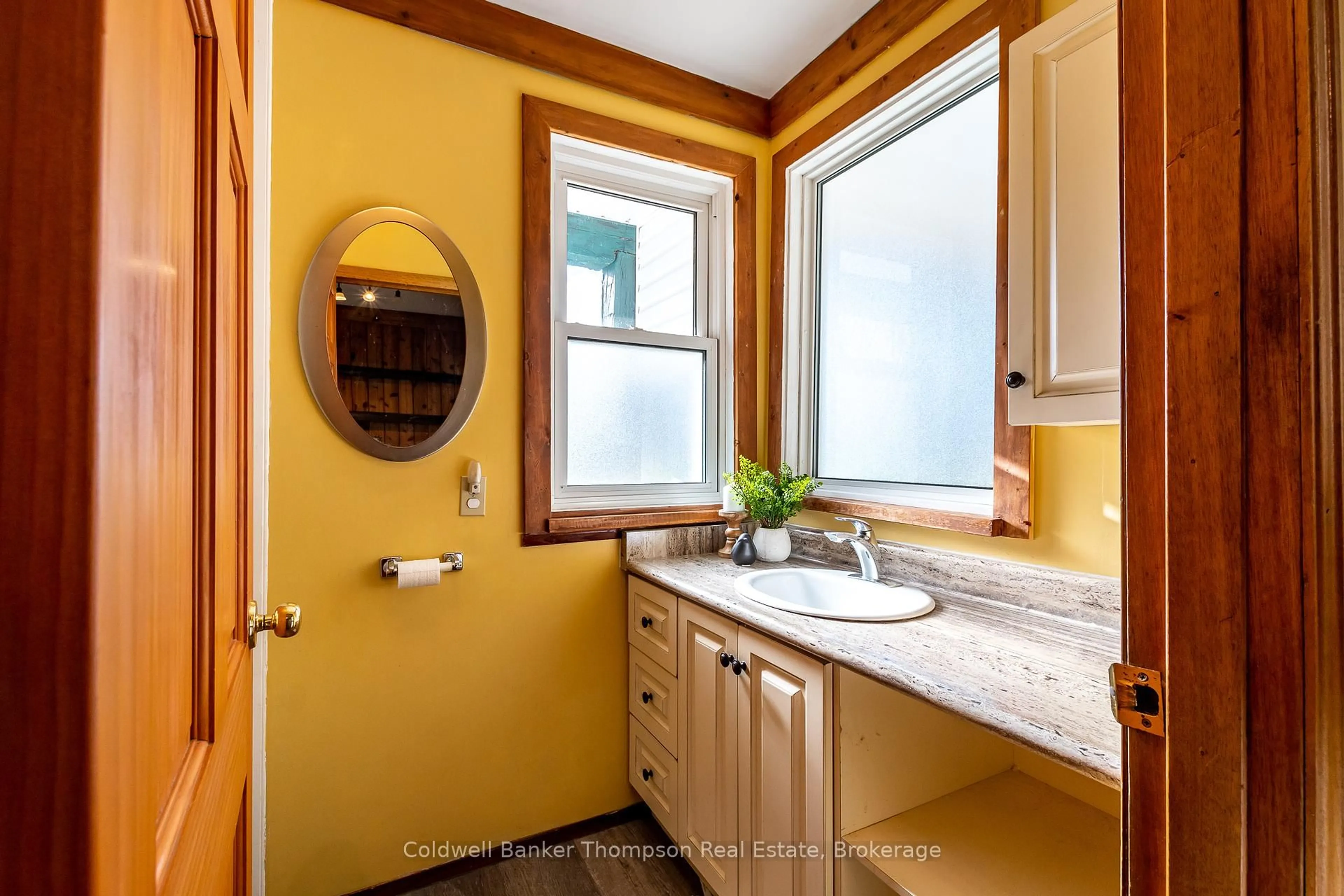 Standard bathroom, ceramic/tile floor for 2434 Old Muskoka Rd, Huntsville Ontario P0B 1M0