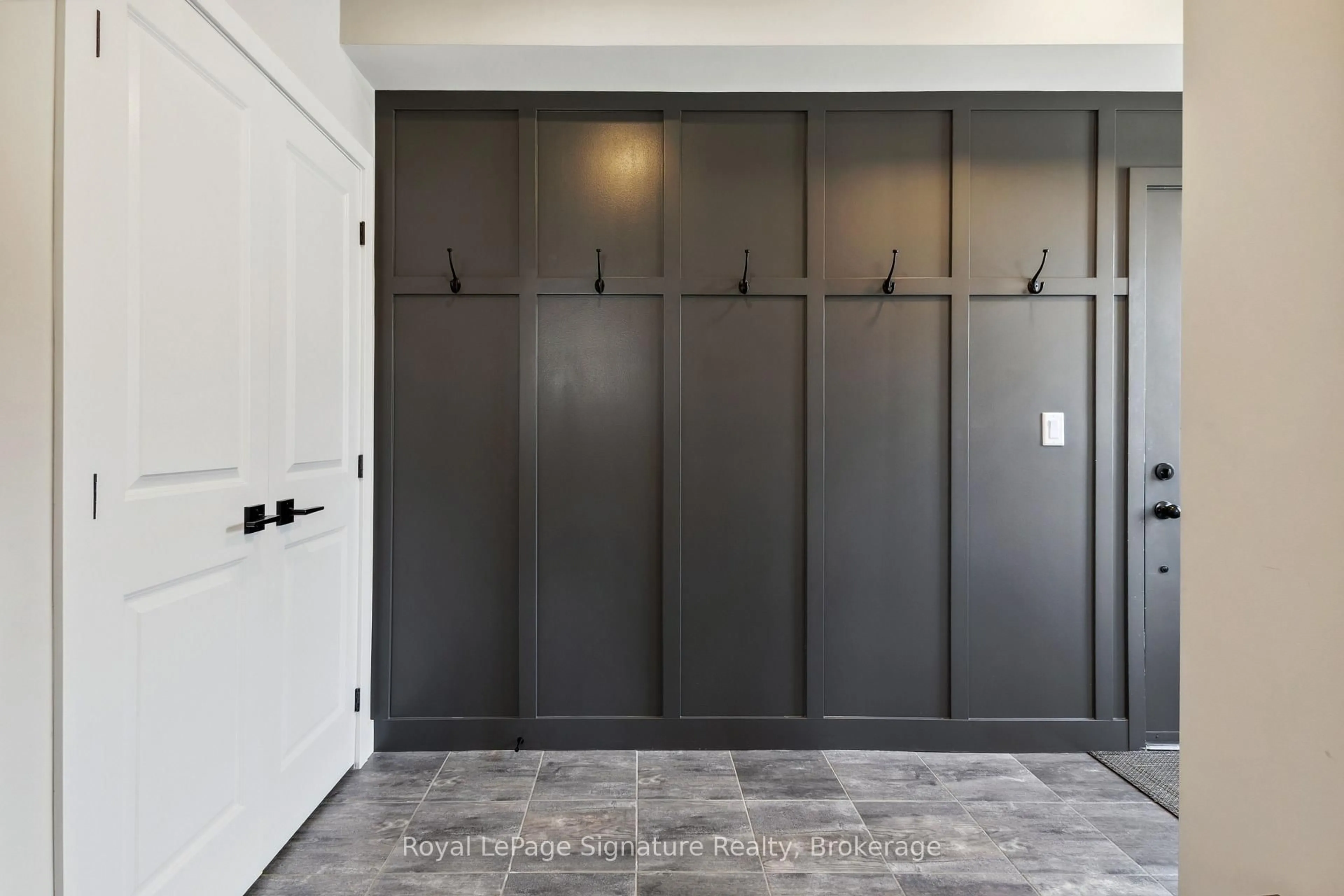 Indoor entryway for 11 Beausoleil Lane #107, Blue Mountains Ontario L9Y 0H2