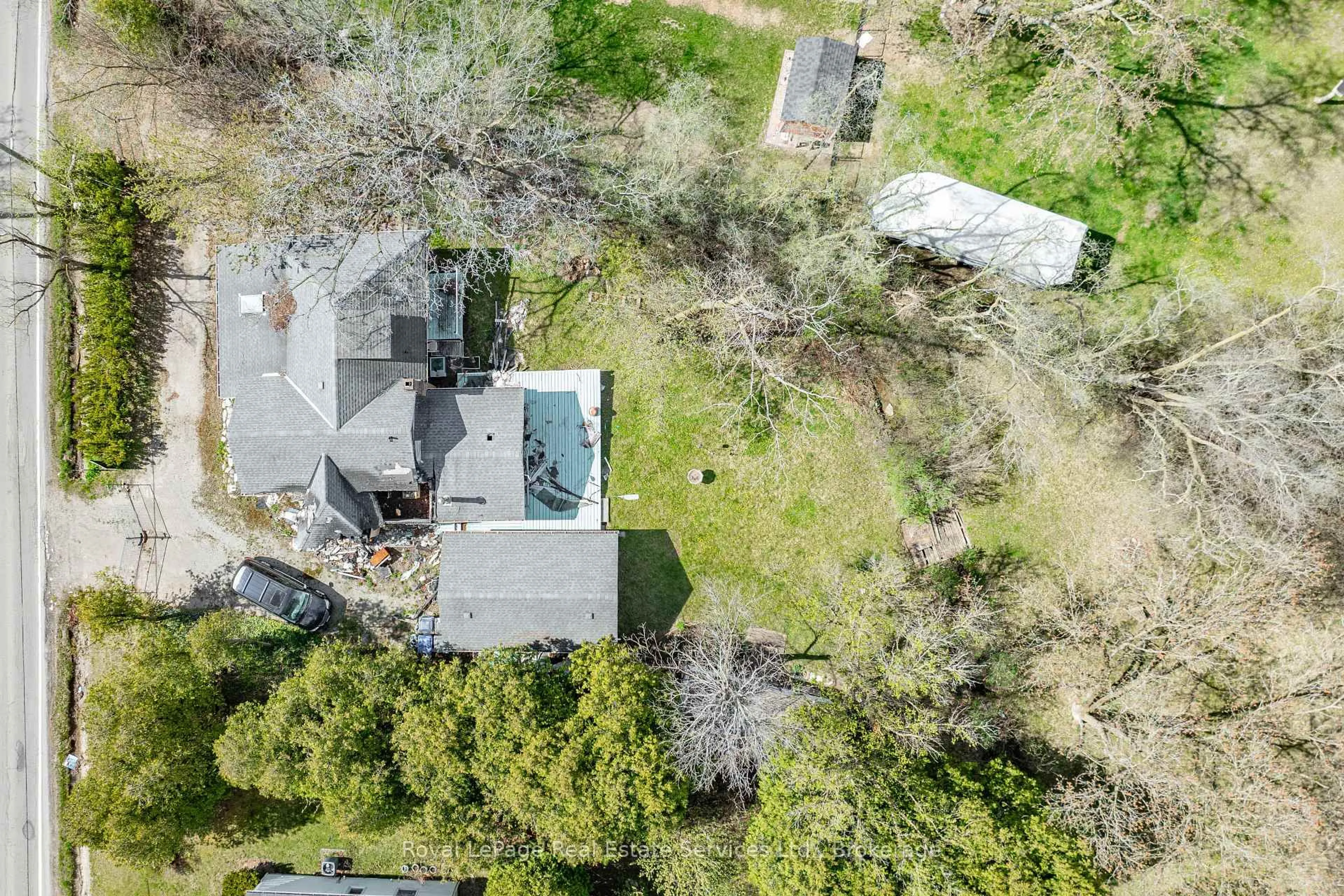 A pic from outside/outdoor area/front of a property/back of a property/a pic from drone, unknown for 701 York Rd, Hamilton Ontario L9H 5W9