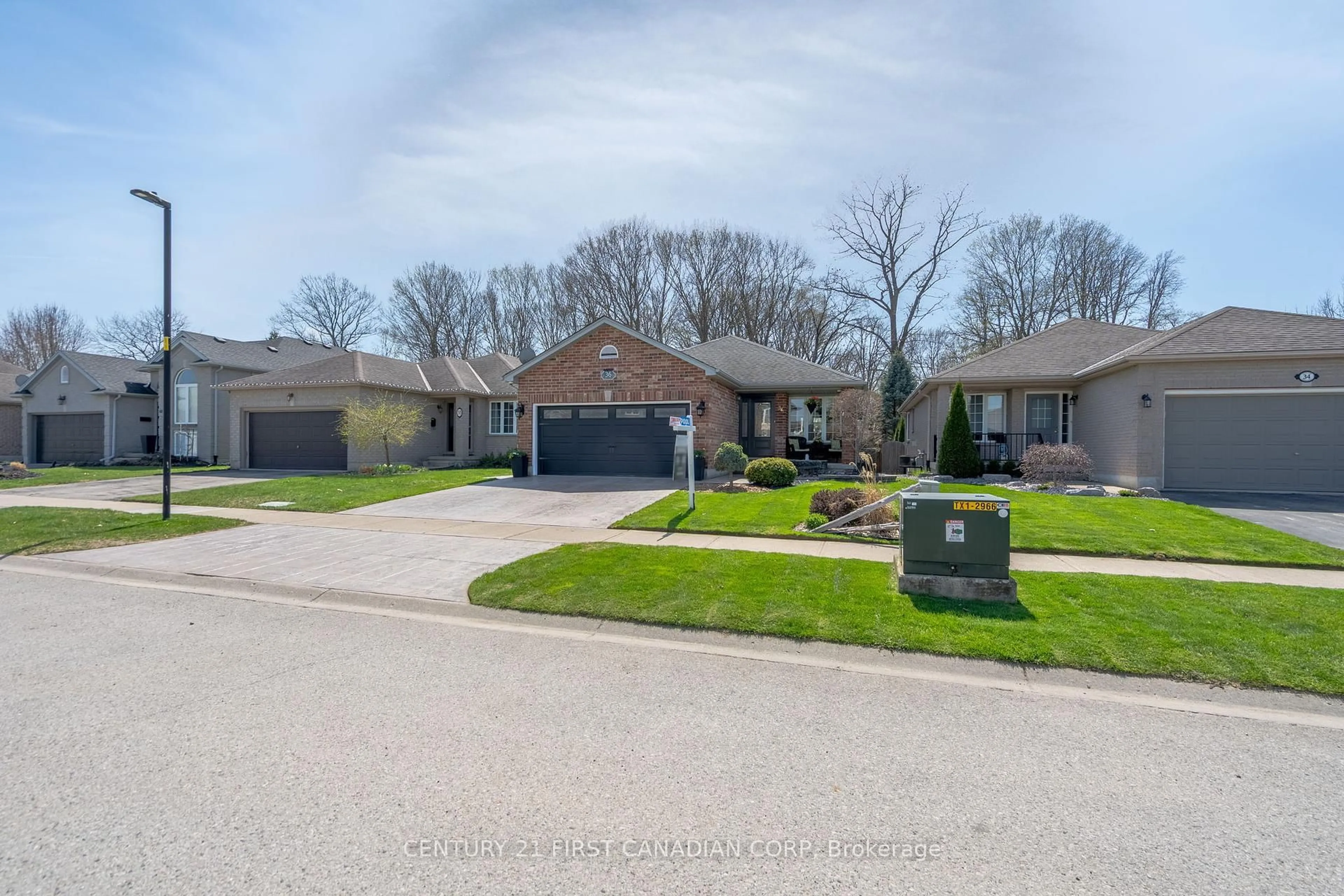 A pic from outside/outdoor area/front of a property/back of a property/a pic from drone, street for 36 Juniper Cres, Strathroy-Caradoc Ontario N7G 4G4
