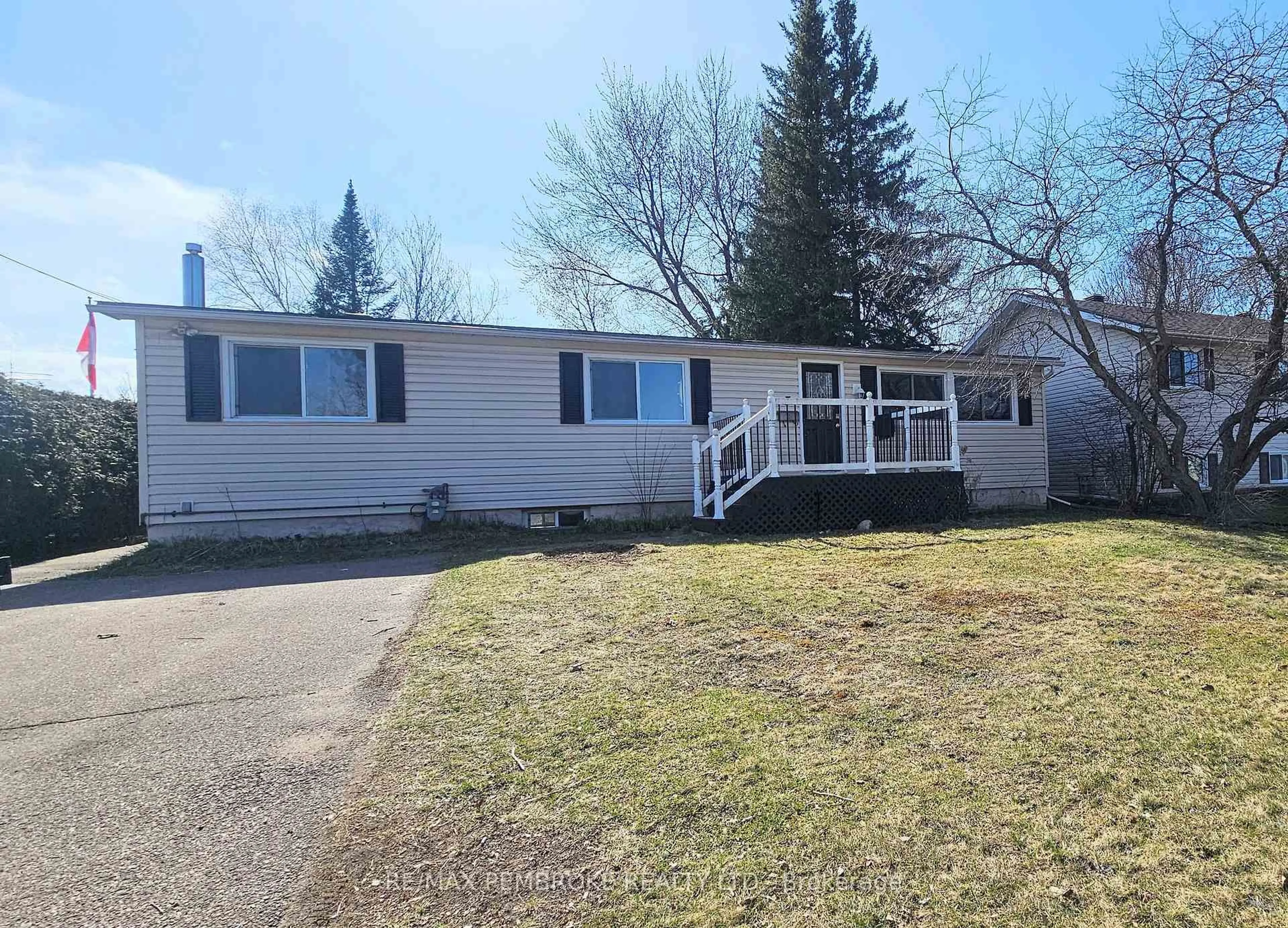 Home with vinyl exterior material, street for 5 Selkirk St, Petawawa Ontario K8H 1N8