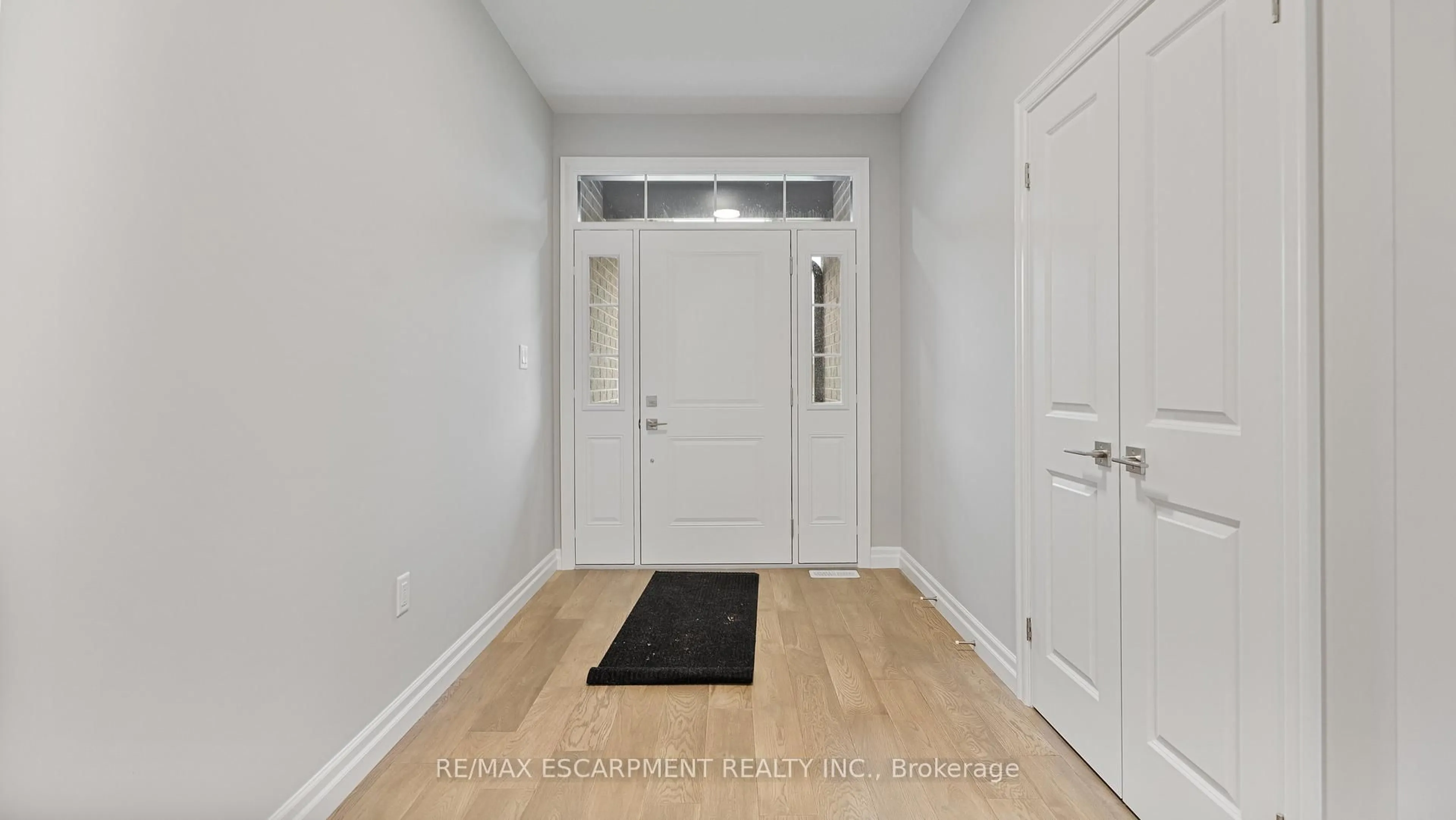 Indoor entryway for 45 Vanrooy Tr, Norfolk Ontario N0E 1Y0
