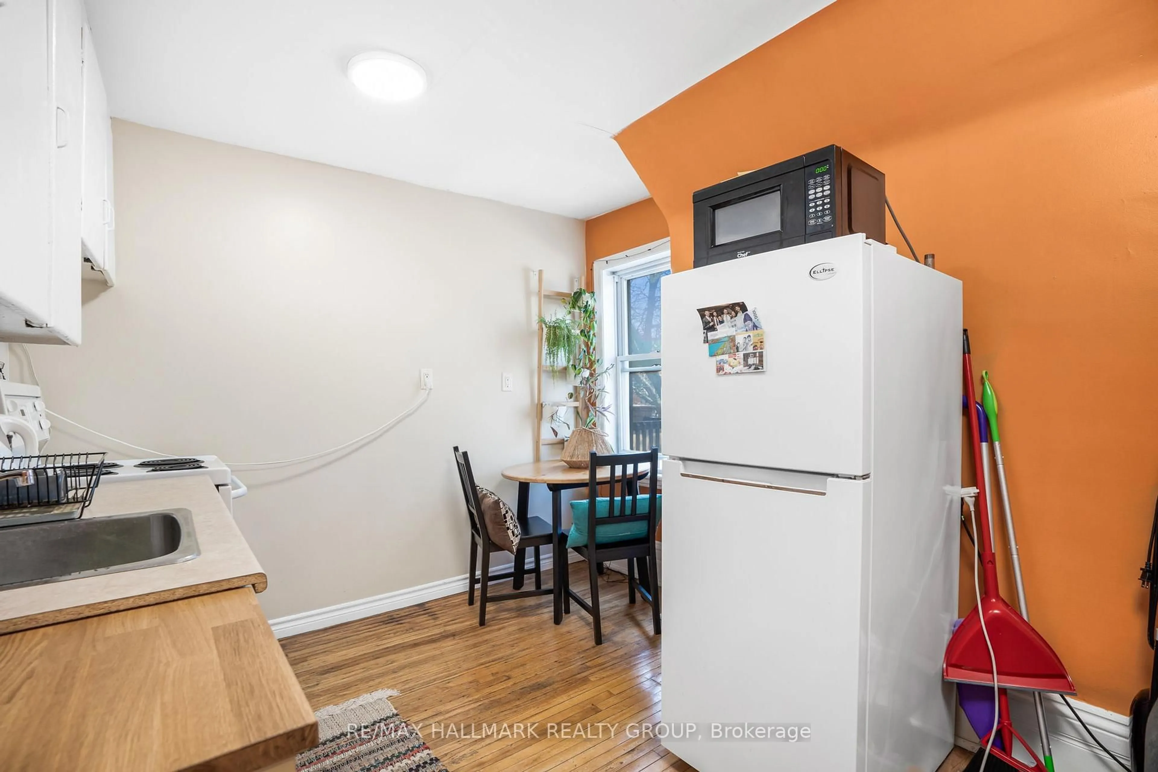 Standard kitchen, unknown for 48 LOUISA St, Ottawa Ontario K1R 6Y8