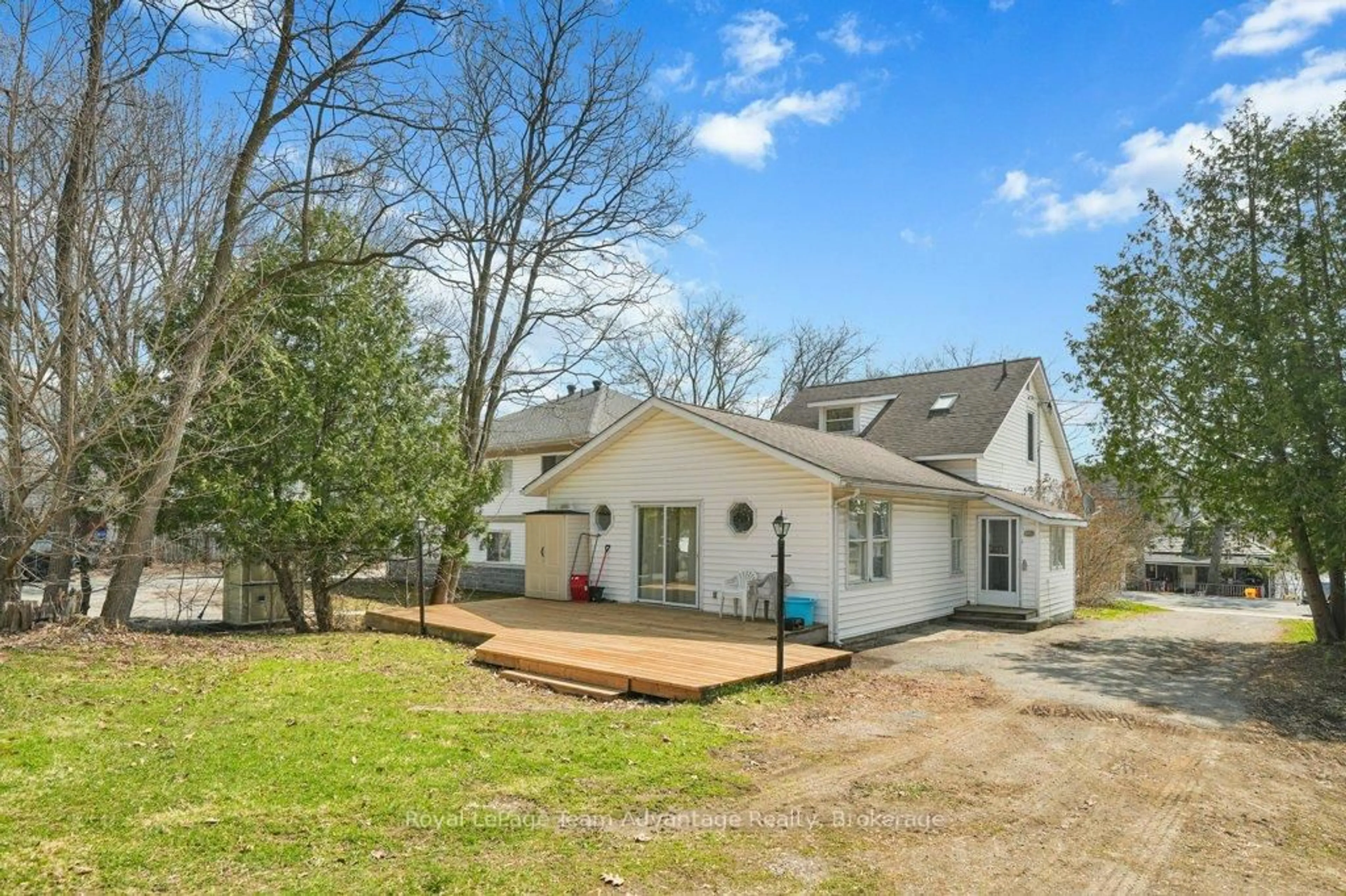 A pic from outside/outdoor area/front of a property/back of a property/a pic from drone, unknown for 66 William St, Parry Sound Ontario P2A 1V1