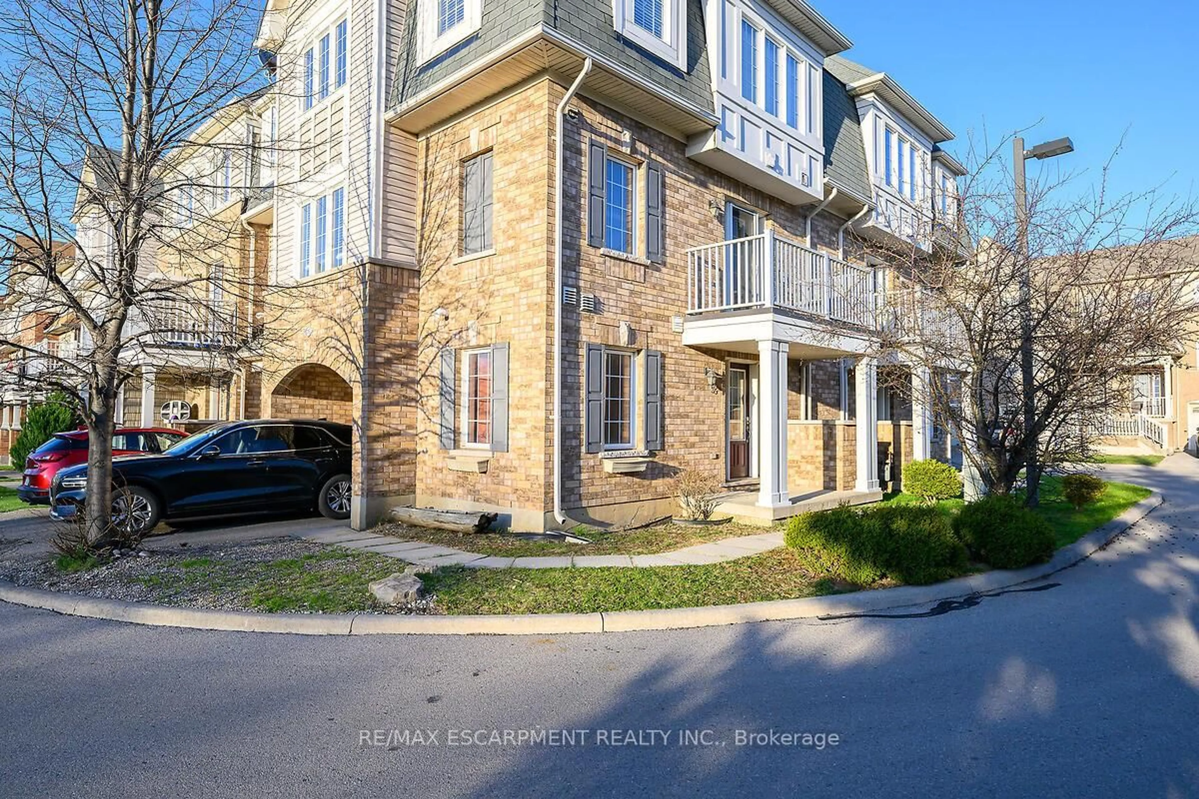 A pic from outside/outdoor area/front of a property/back of a property/a pic from drone, street for 7 Sirente Dr #35, Hamilton Ontario L9A 0B4