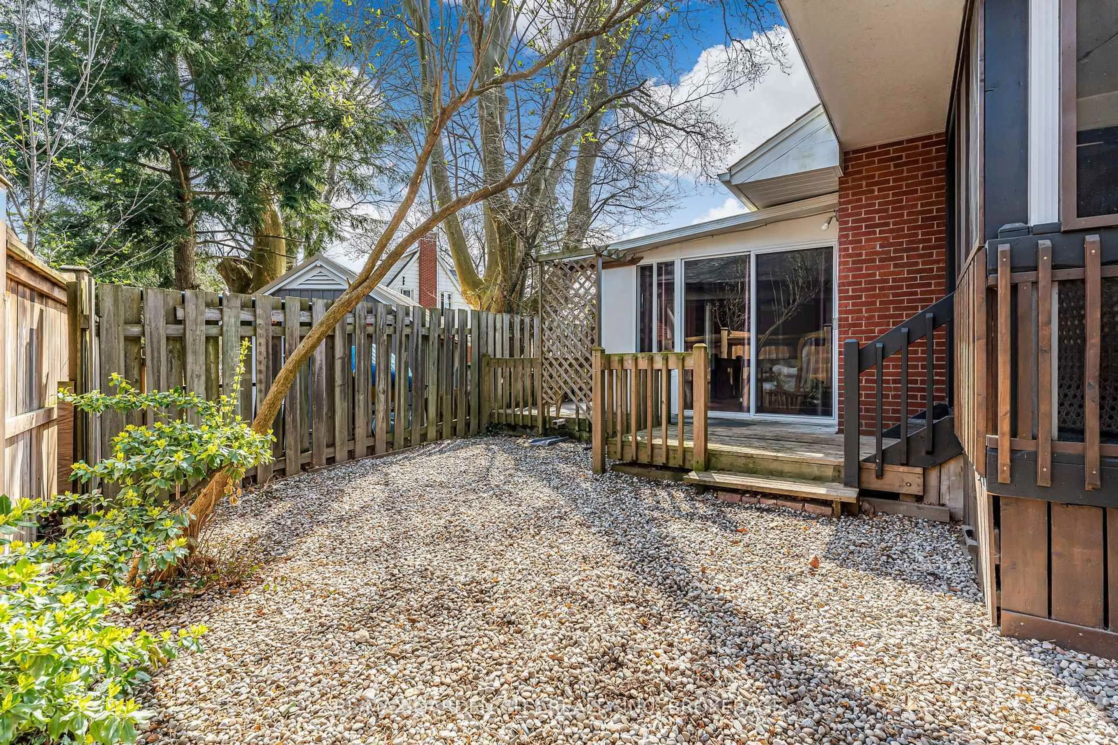 Patio, street for 14 Peachtree Pkwy, Pelham Ontario L0S 1E0