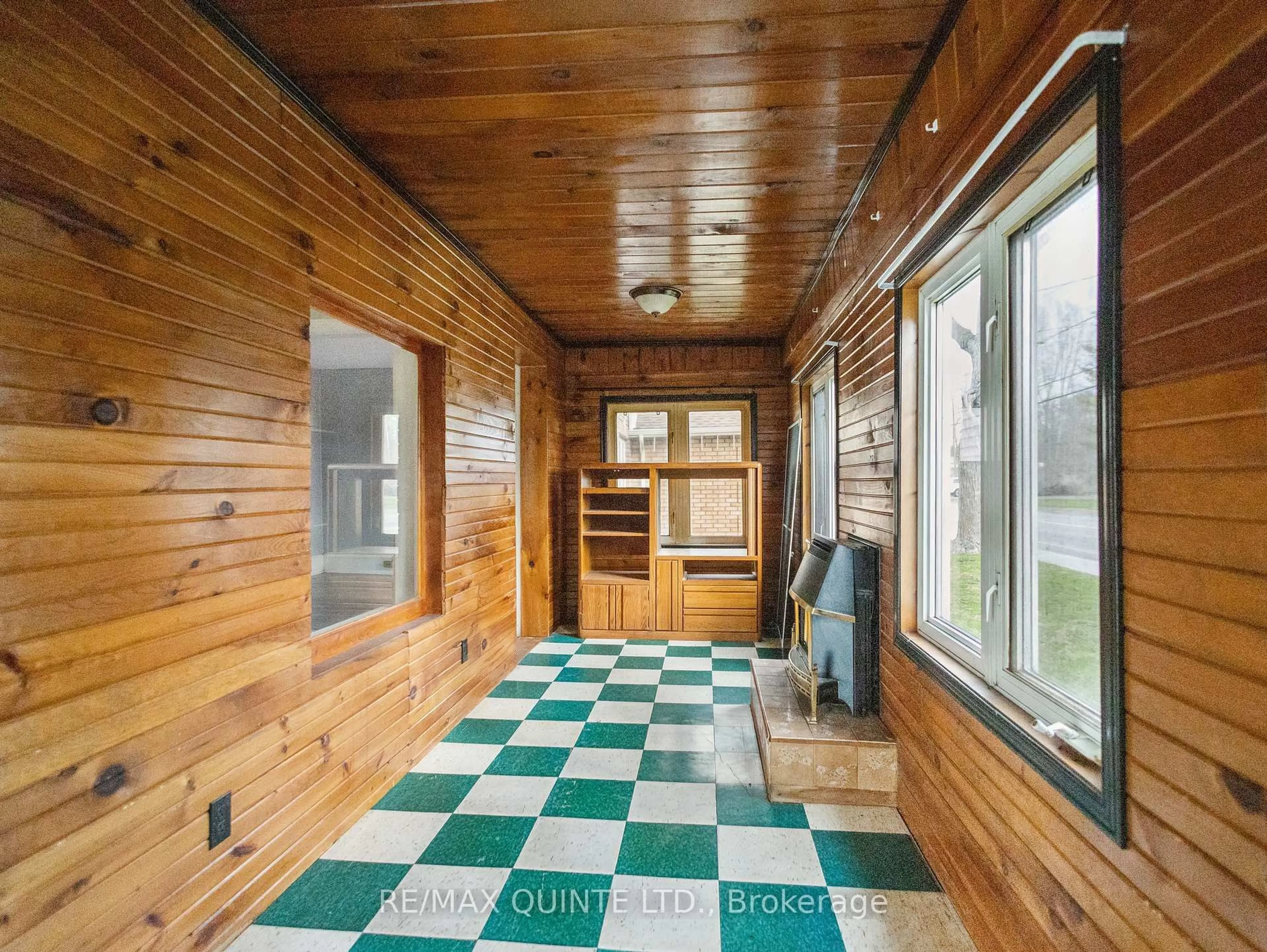 Indoor entryway for 407 Ashley St, Quinte West Ontario K0K 2B0
