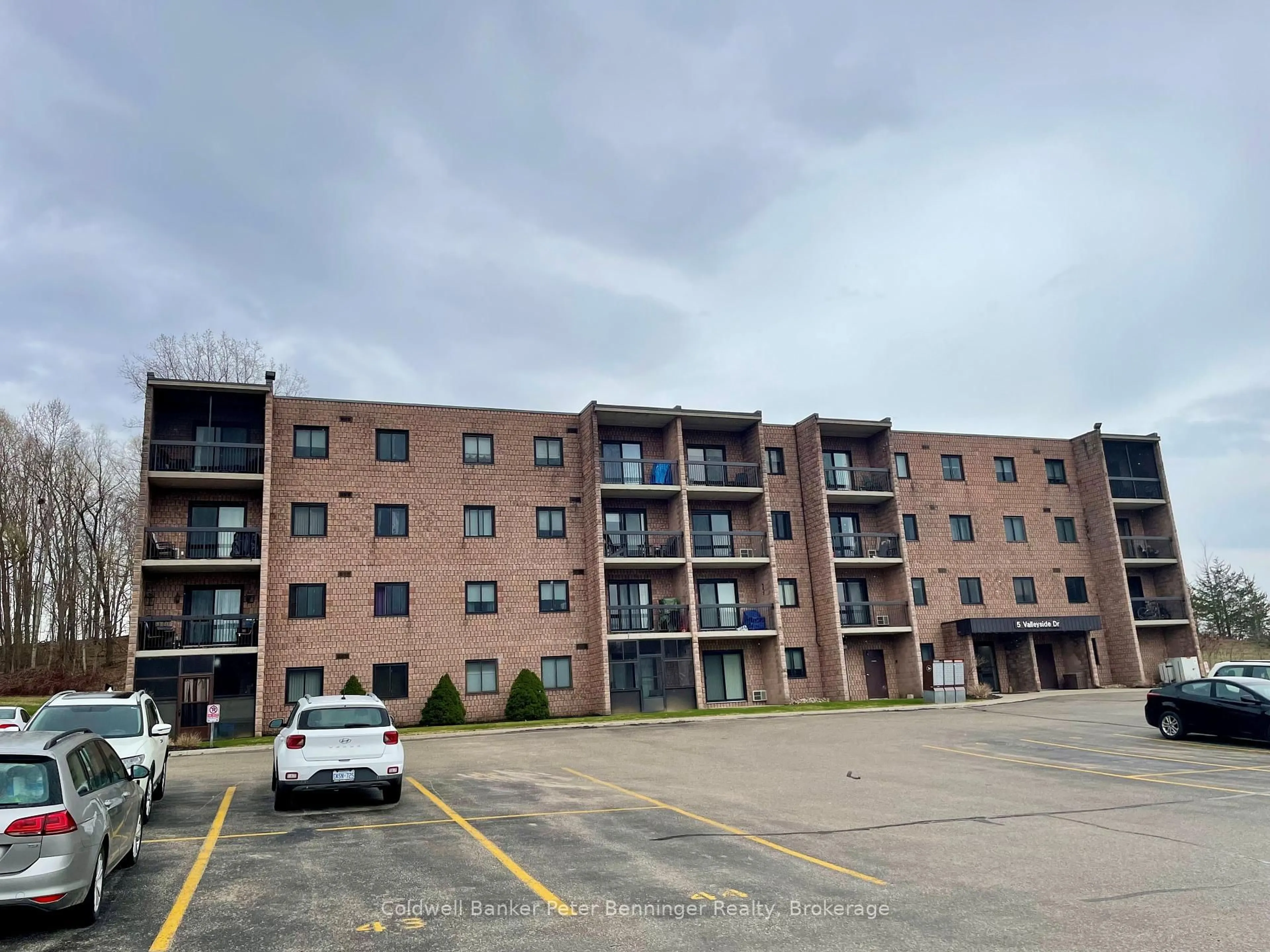 A pic from outside/outdoor area/front of a property/back of a property/a pic from drone, building for 5 Valleyside Dr #405, Brockton Ontario N0G 2V0