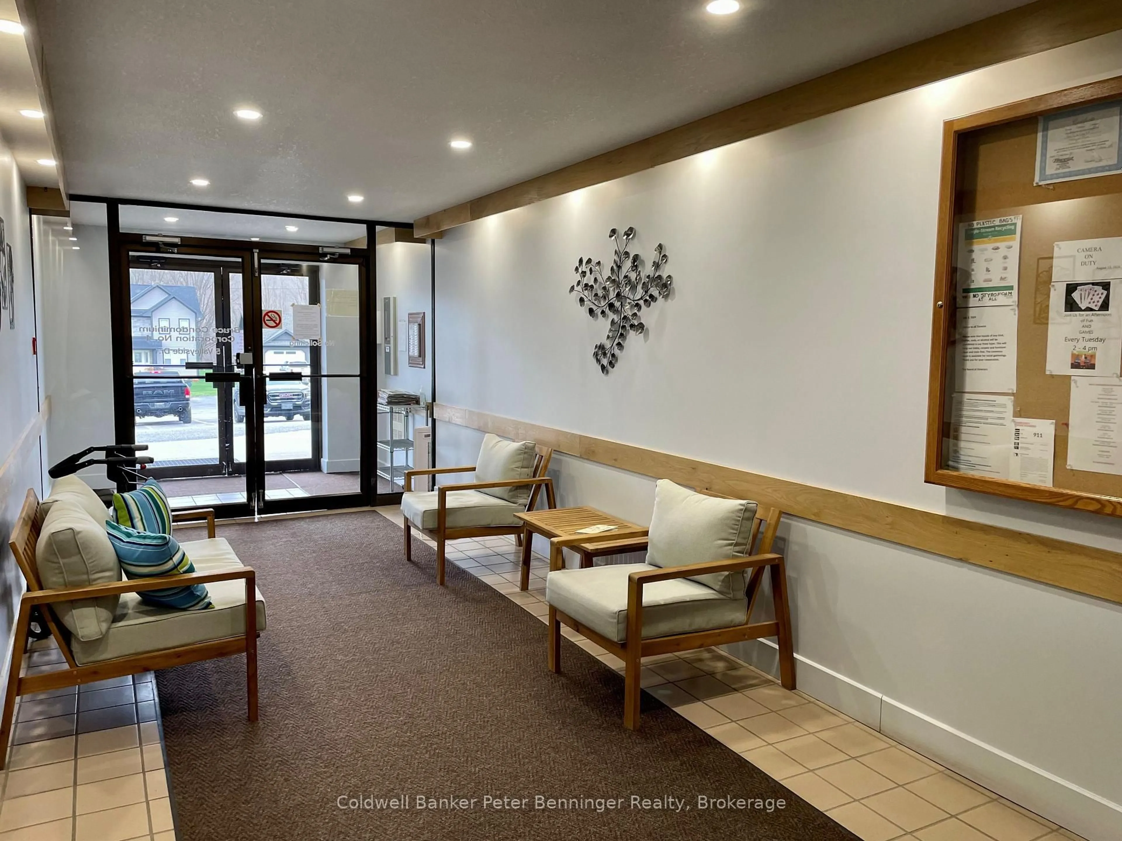 Indoor foyer for 5 Valleyside Dr #405, Brockton Ontario N0G 2V0