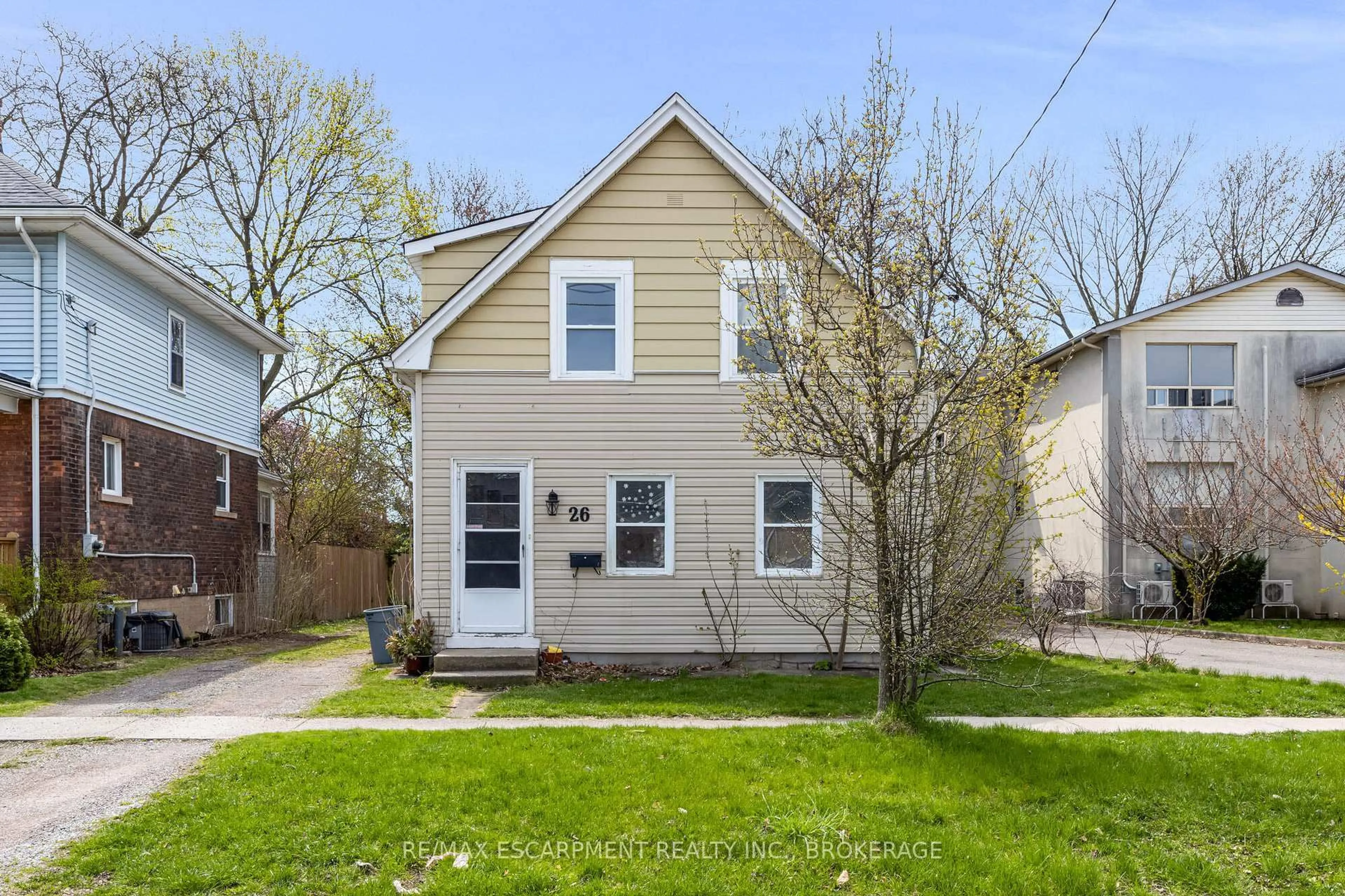 Home with vinyl exterior material, street for 26 Dacotah St, St. Catharines Ontario L2R 1Z4