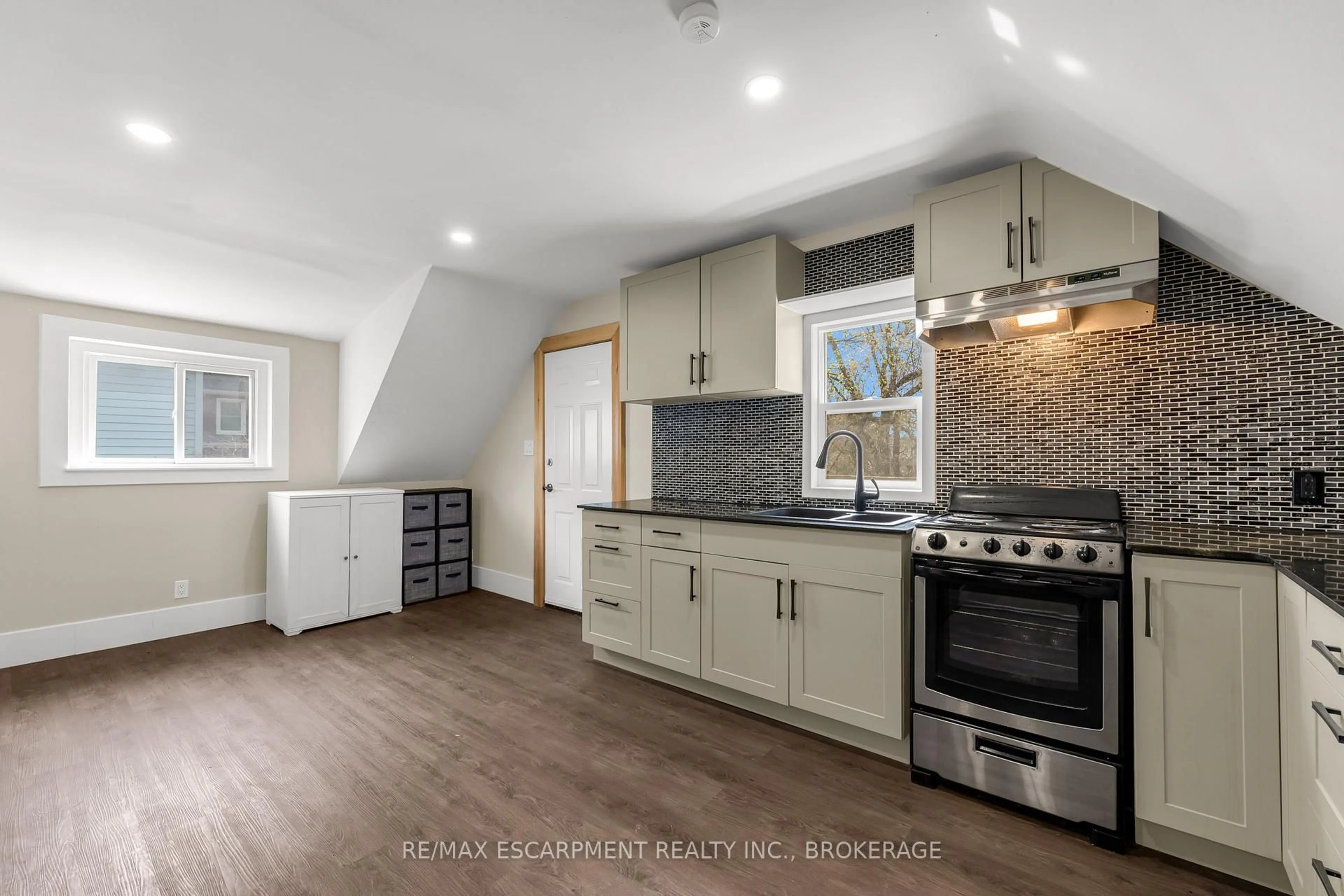 Open concept kitchen, ceramic/tile floor for 26 Dacotah St, St. Catharines Ontario L2R 1Z4