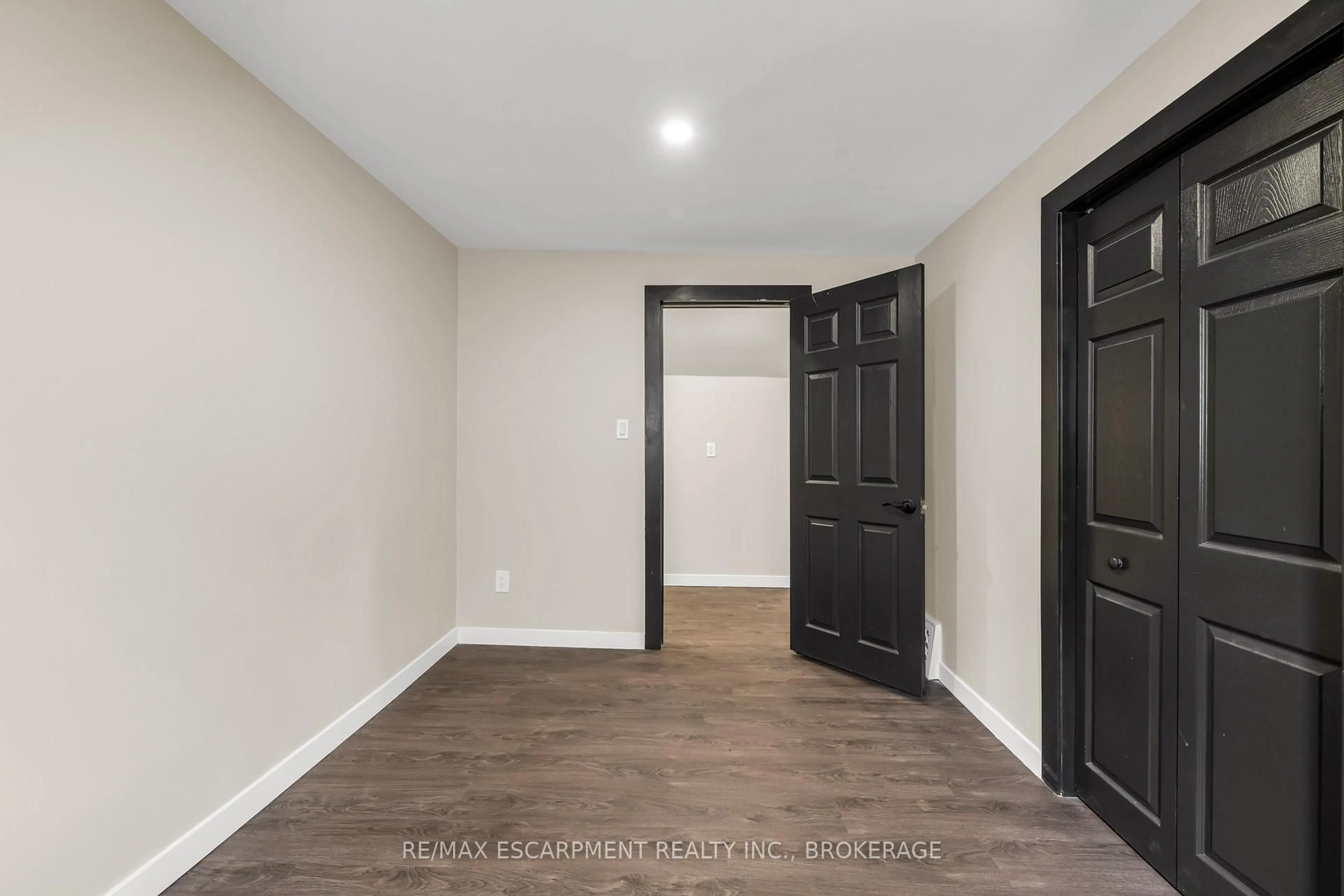 Indoor entryway for 26 Dacotah St, St. Catharines Ontario L2R 1Z4