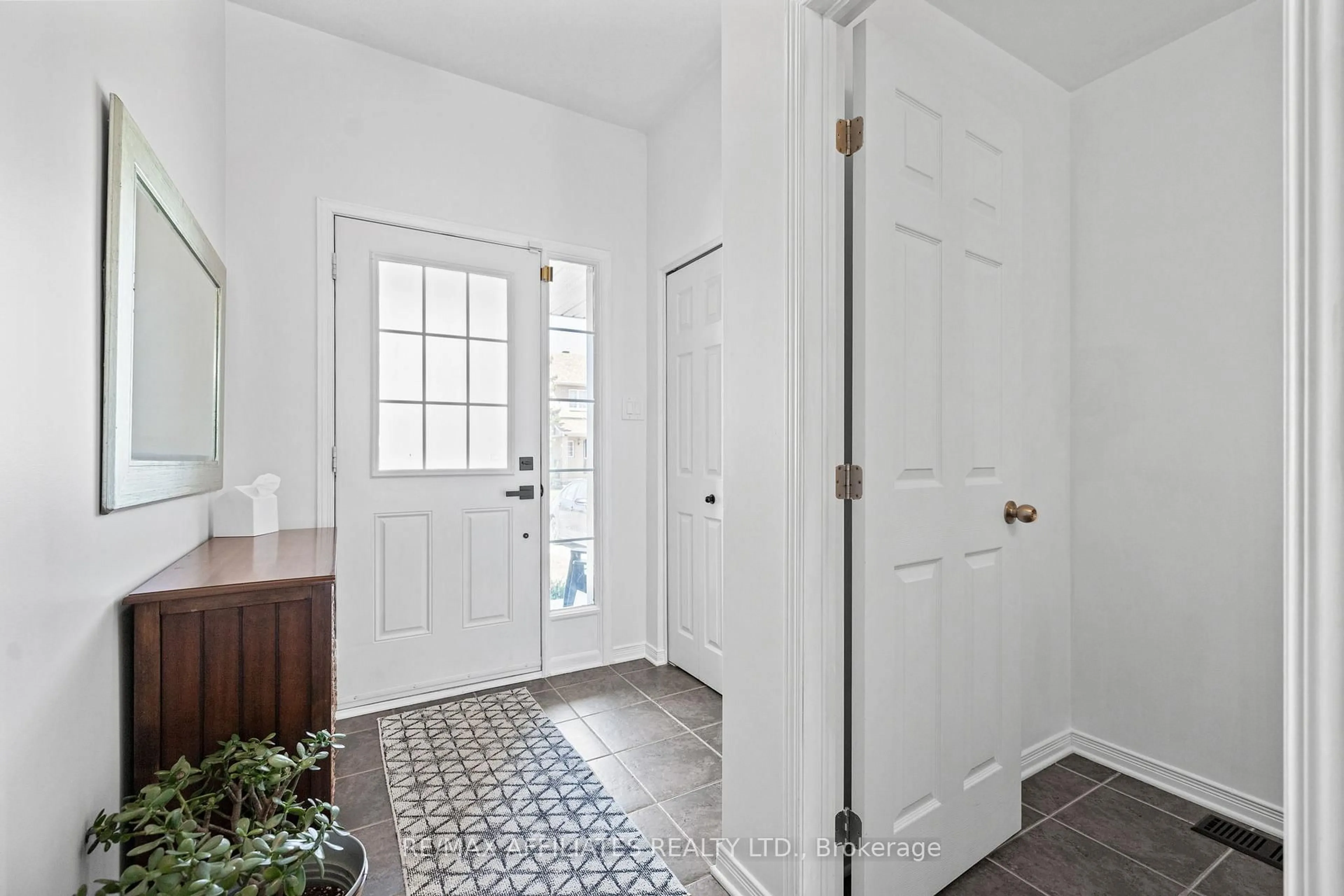 Indoor entryway for 352 Copperfield Cres, Ottawa Ontario K2J 0L2