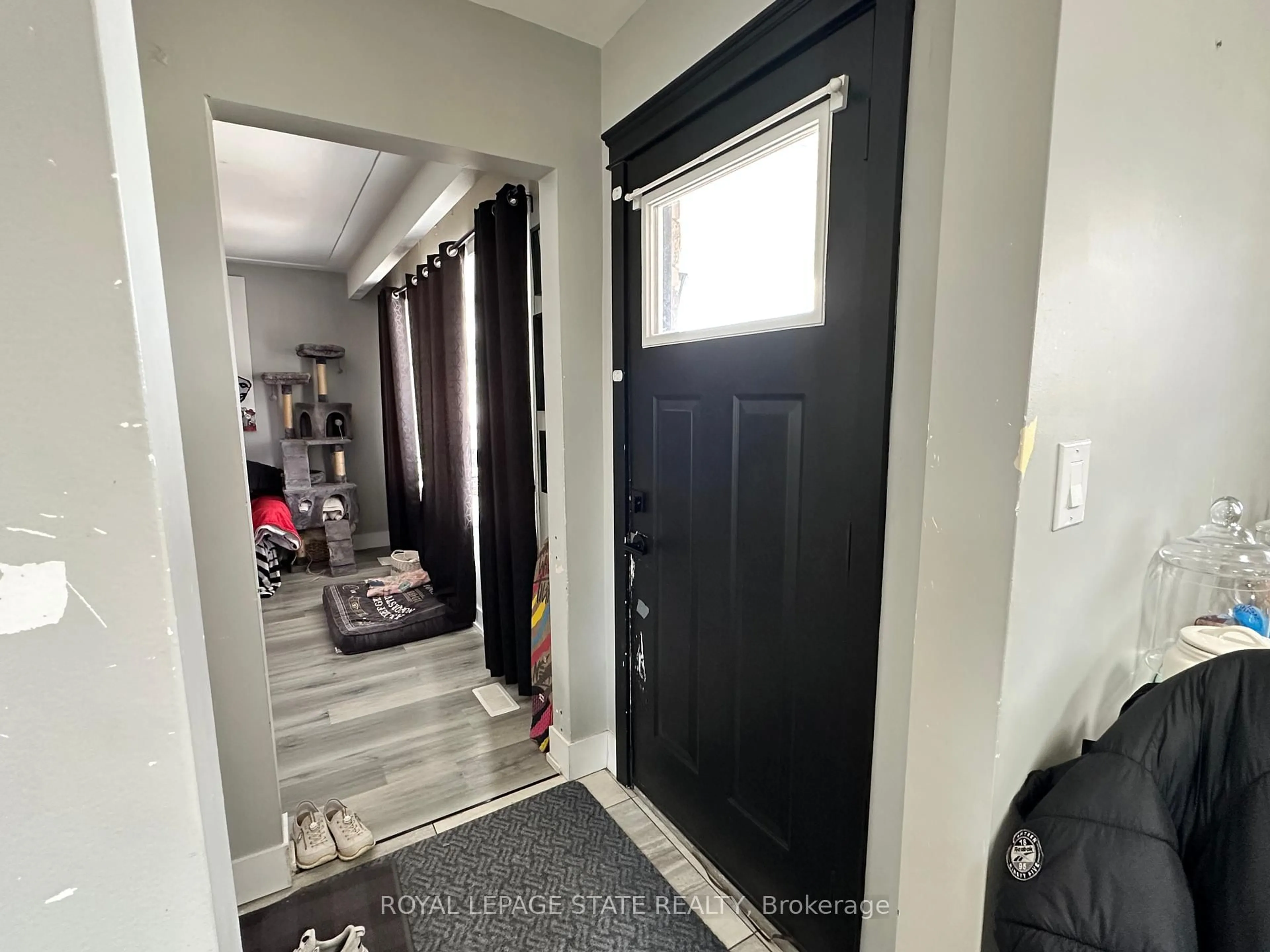 Indoor entryway for 14 Anson Ave, Hamilton Ontario L8T 2X3