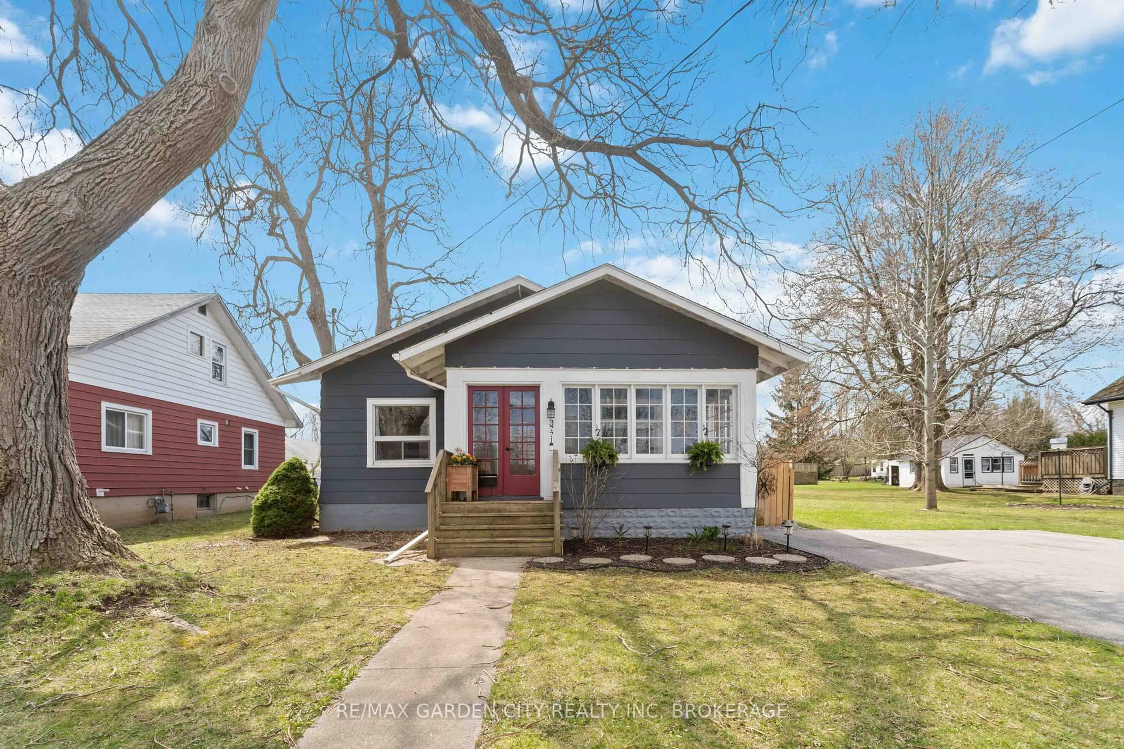 Home with vinyl exterior material, street for 3771 HIGHLAND Dr, Fort Erie Ontario L0S 1N0