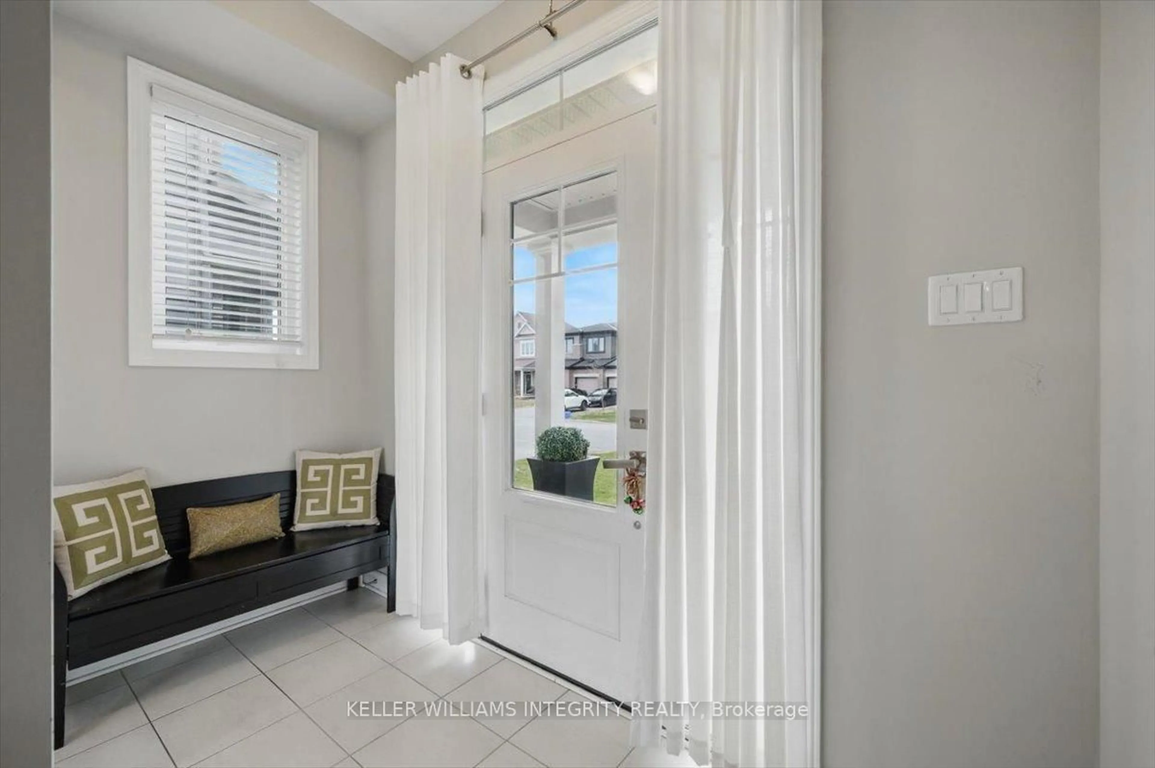 Indoor entryway for 843 June Grass St, Orleans Ontario K4A 1H4