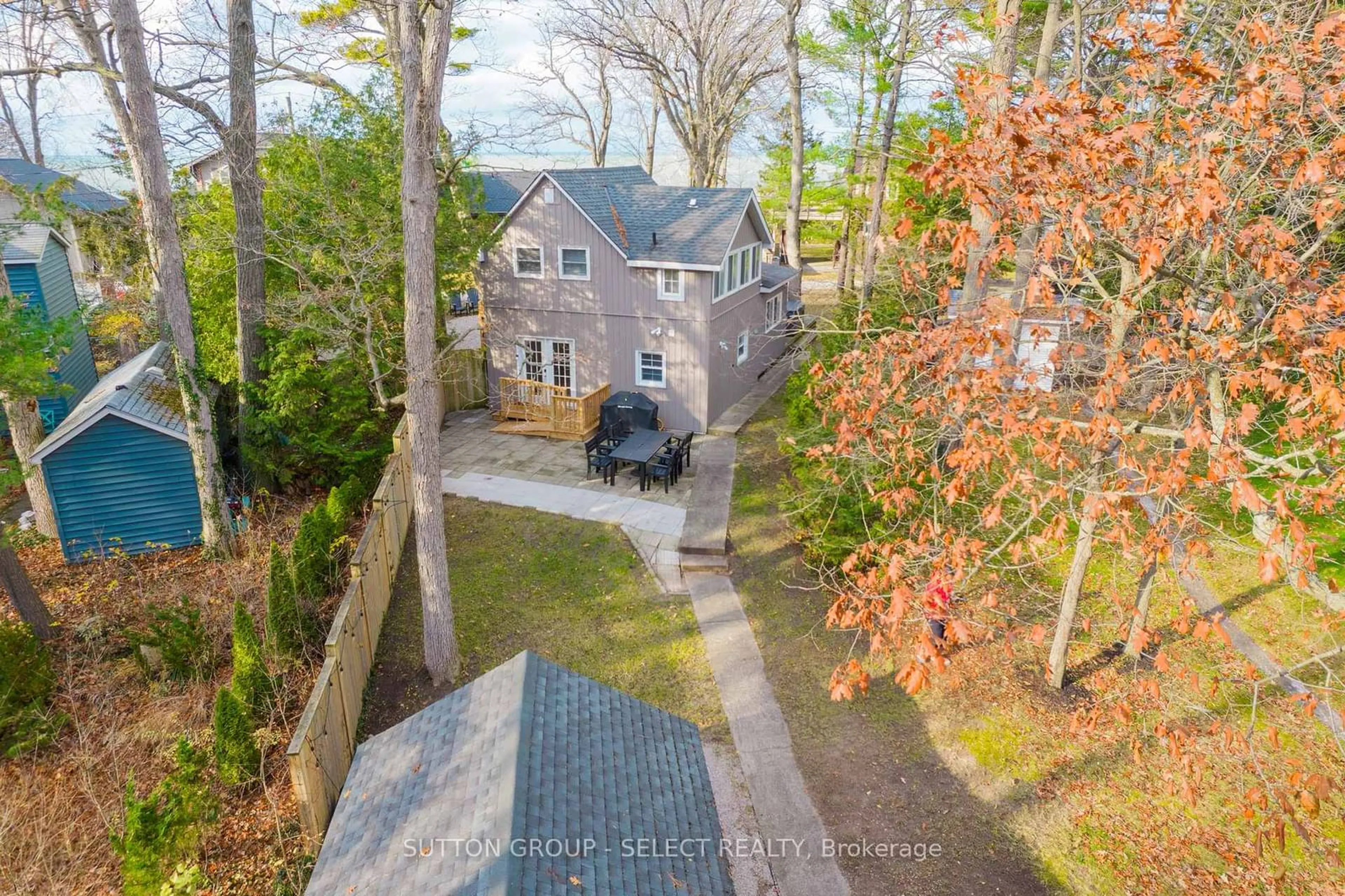 A pic from outside/outdoor area/front of a property/back of a property/a pic from drone, street for 42 SHORELINE Dr, Lambton Shores Ontario N0M 1T0