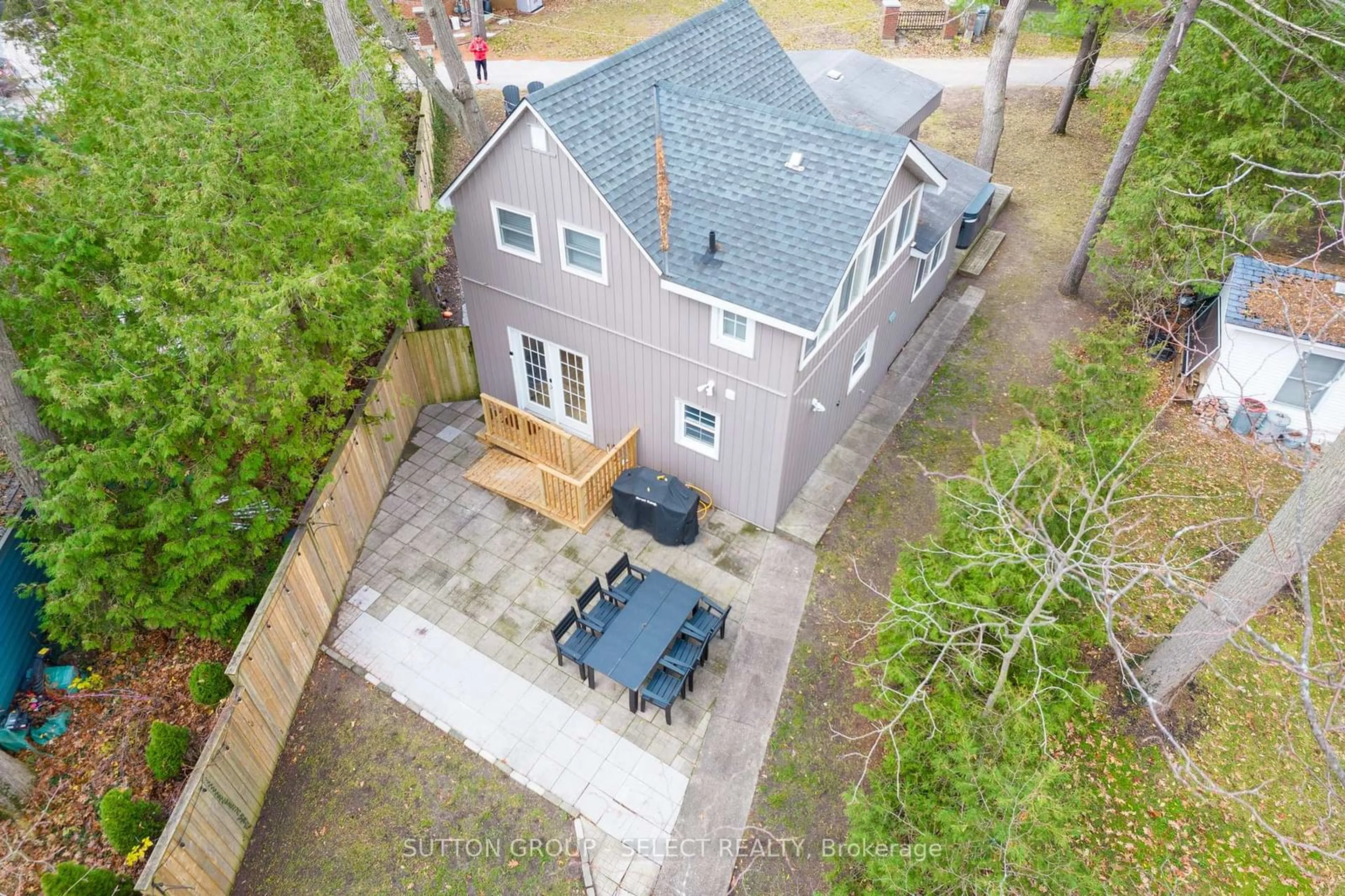 A pic from outside/outdoor area/front of a property/back of a property/a pic from drone, street for 42 SHORELINE Dr, Lambton Shores Ontario N0M 1T0