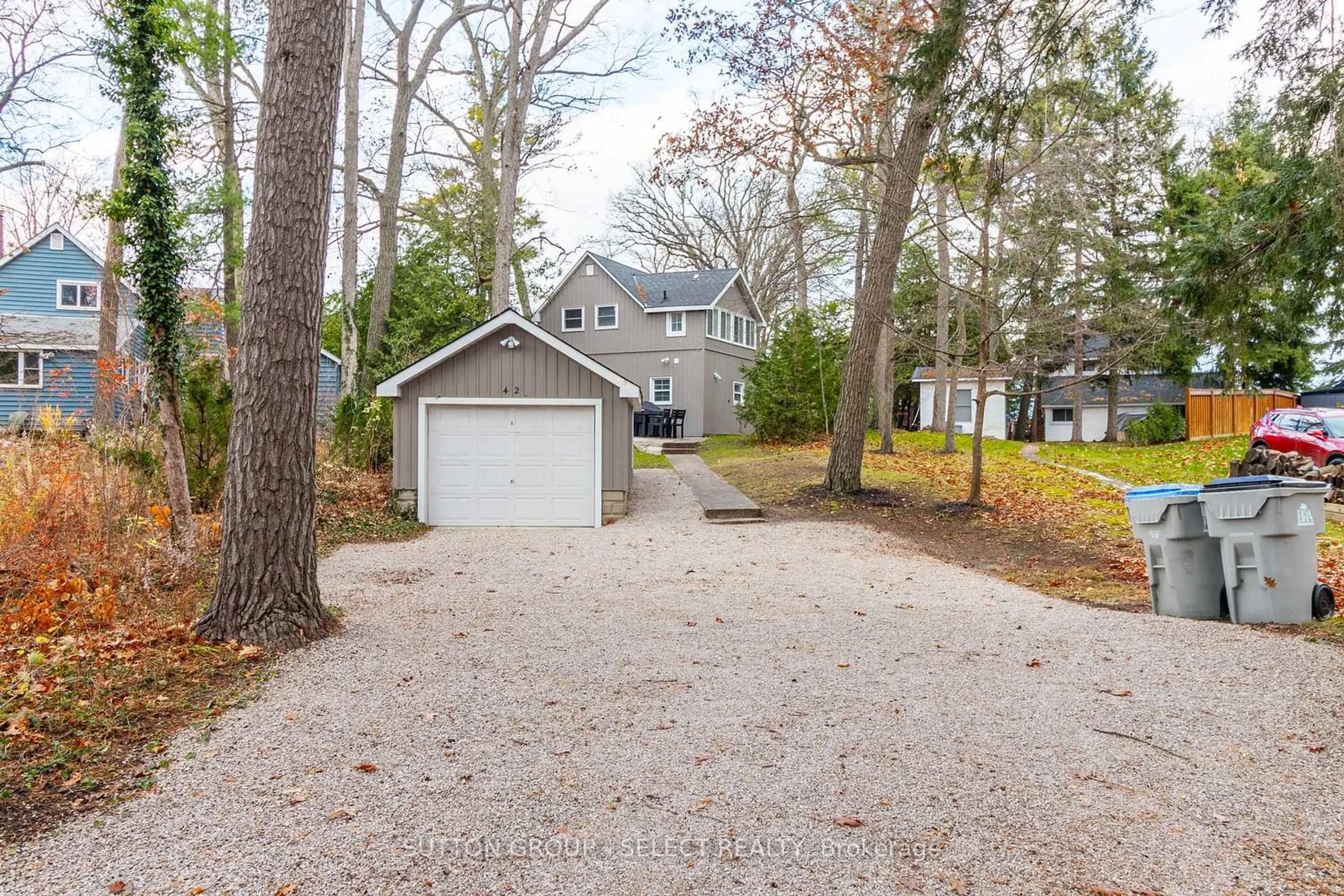A pic from outside/outdoor area/front of a property/back of a property/a pic from drone, street for 42 SHORELINE Dr, Lambton Shores Ontario N0M 1T0