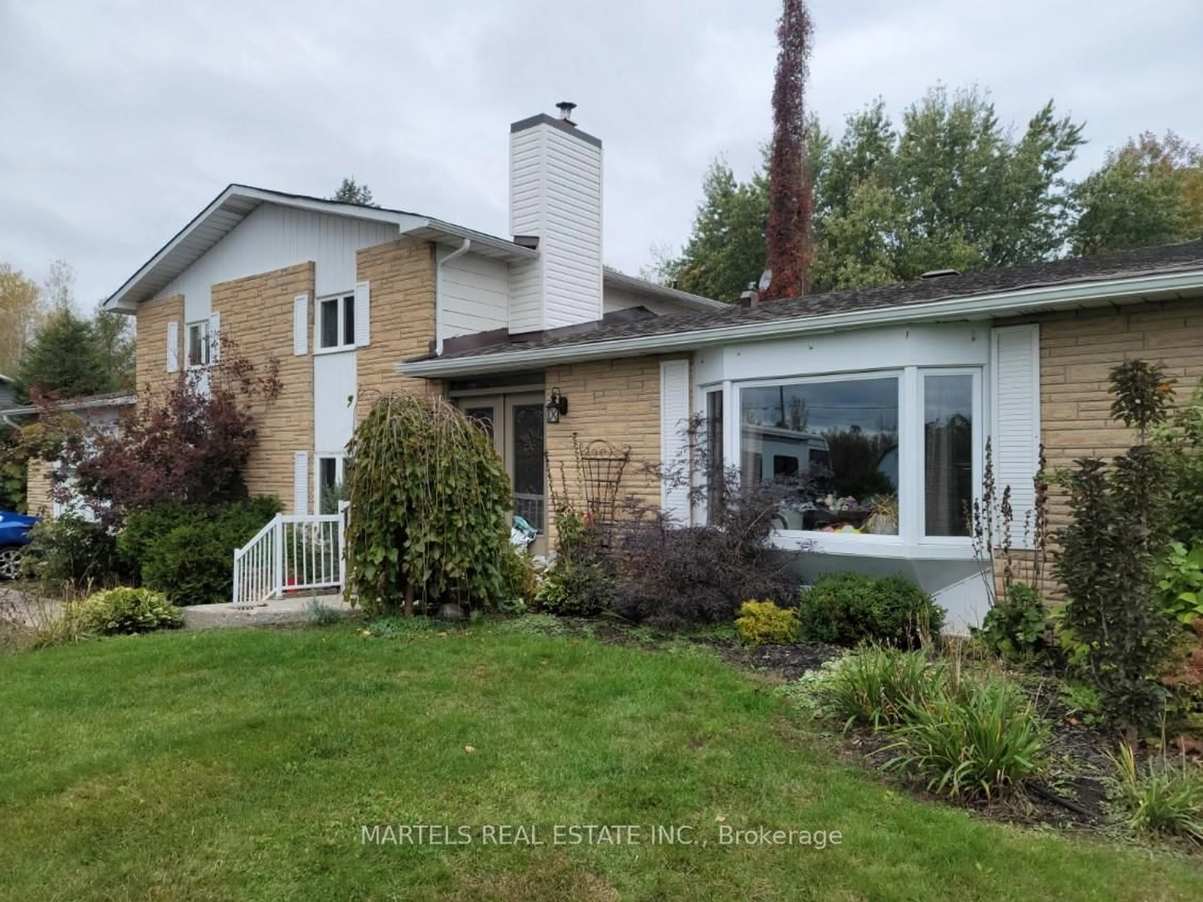 Home with vinyl exterior material, unknown for 1102 500 Rte, The Nation Ontario K0A 1M0