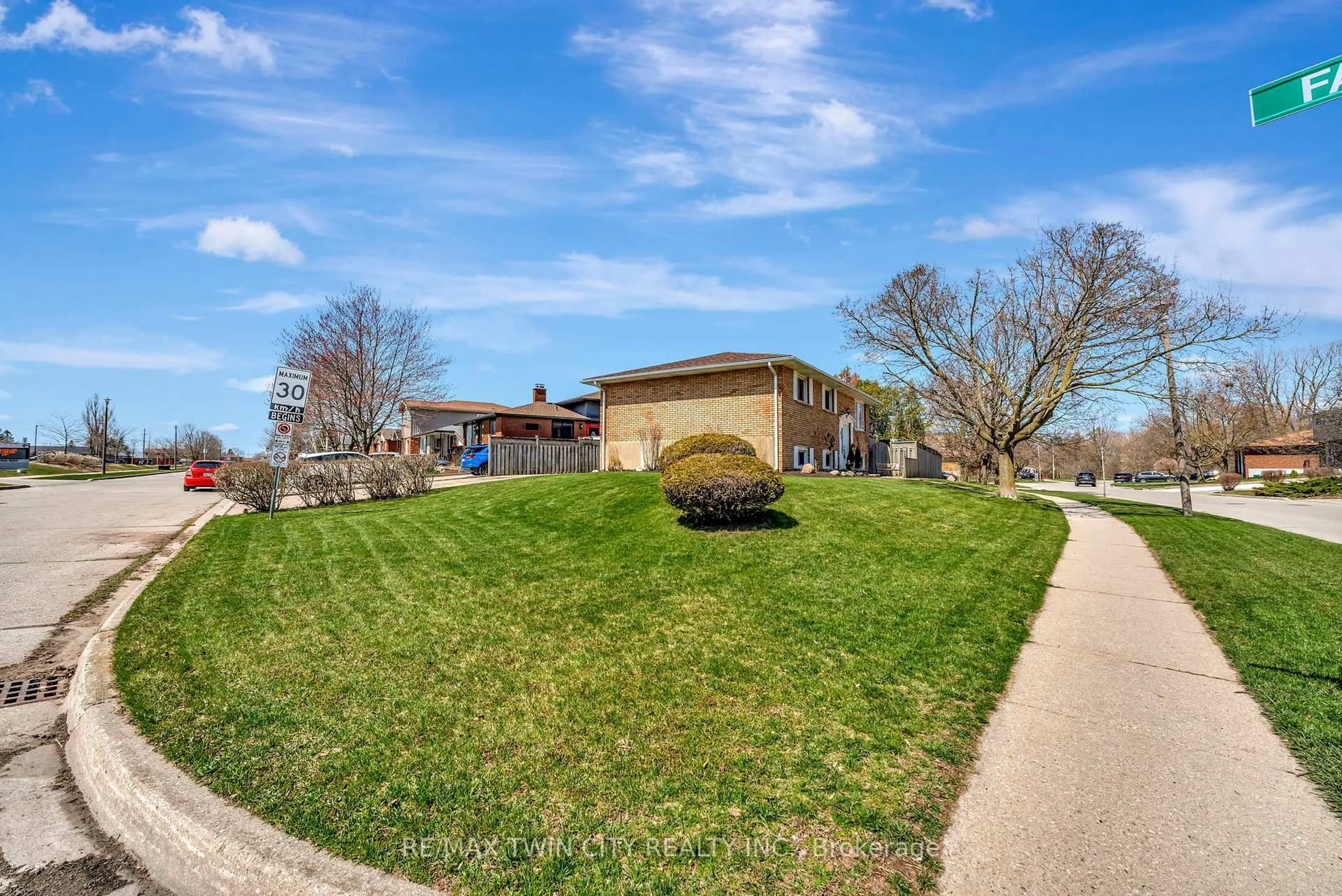 A pic from outside/outdoor area/front of a property/back of a property/a pic from drone, street for 35 Bakersfield Dr, Cambridge Ontario N1R 7B3