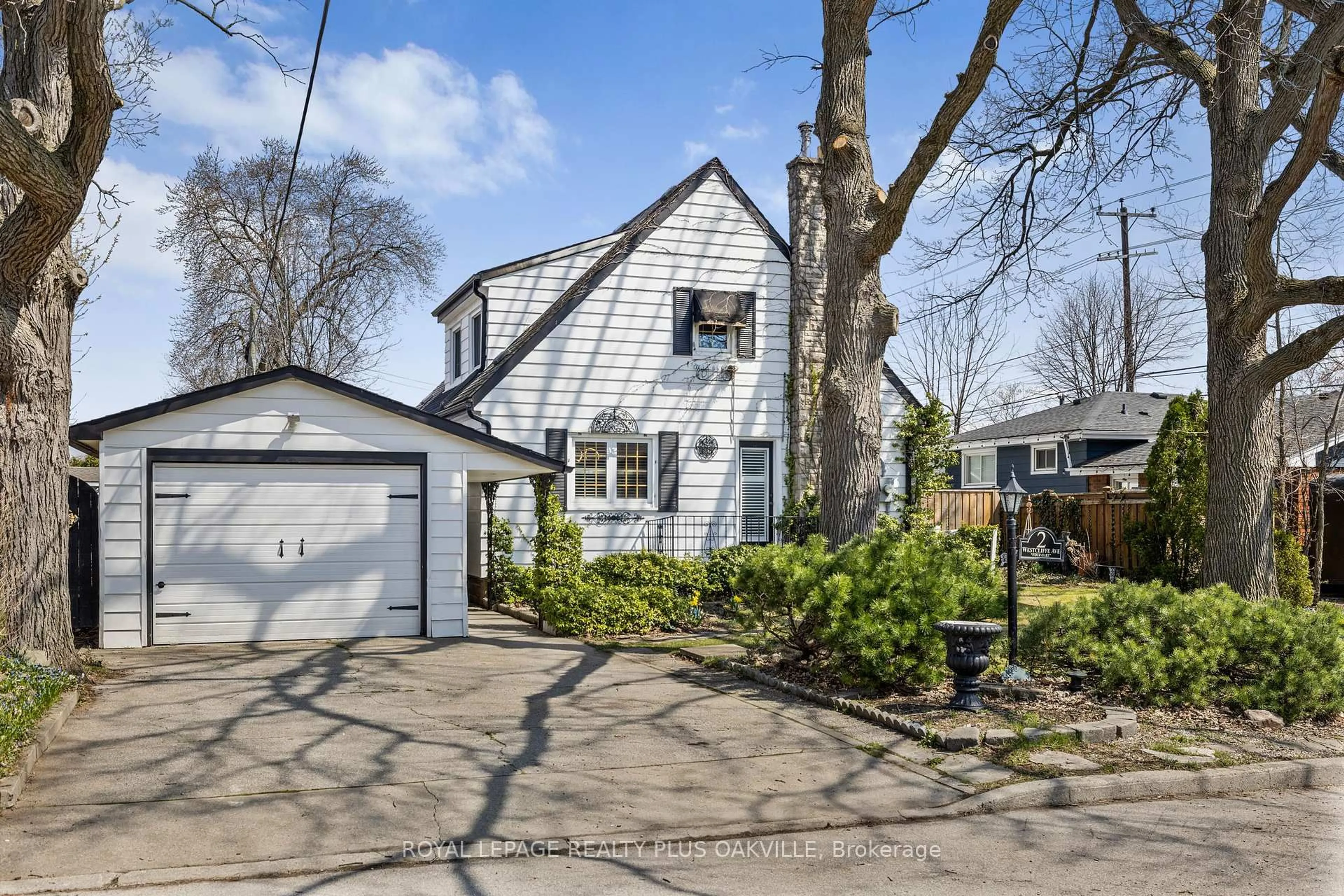 A pic from outside/outdoor area/front of a property/back of a property/a pic from drone, street for 2 Westcliffe Ave, Hamilton Ontario L9C 1K2