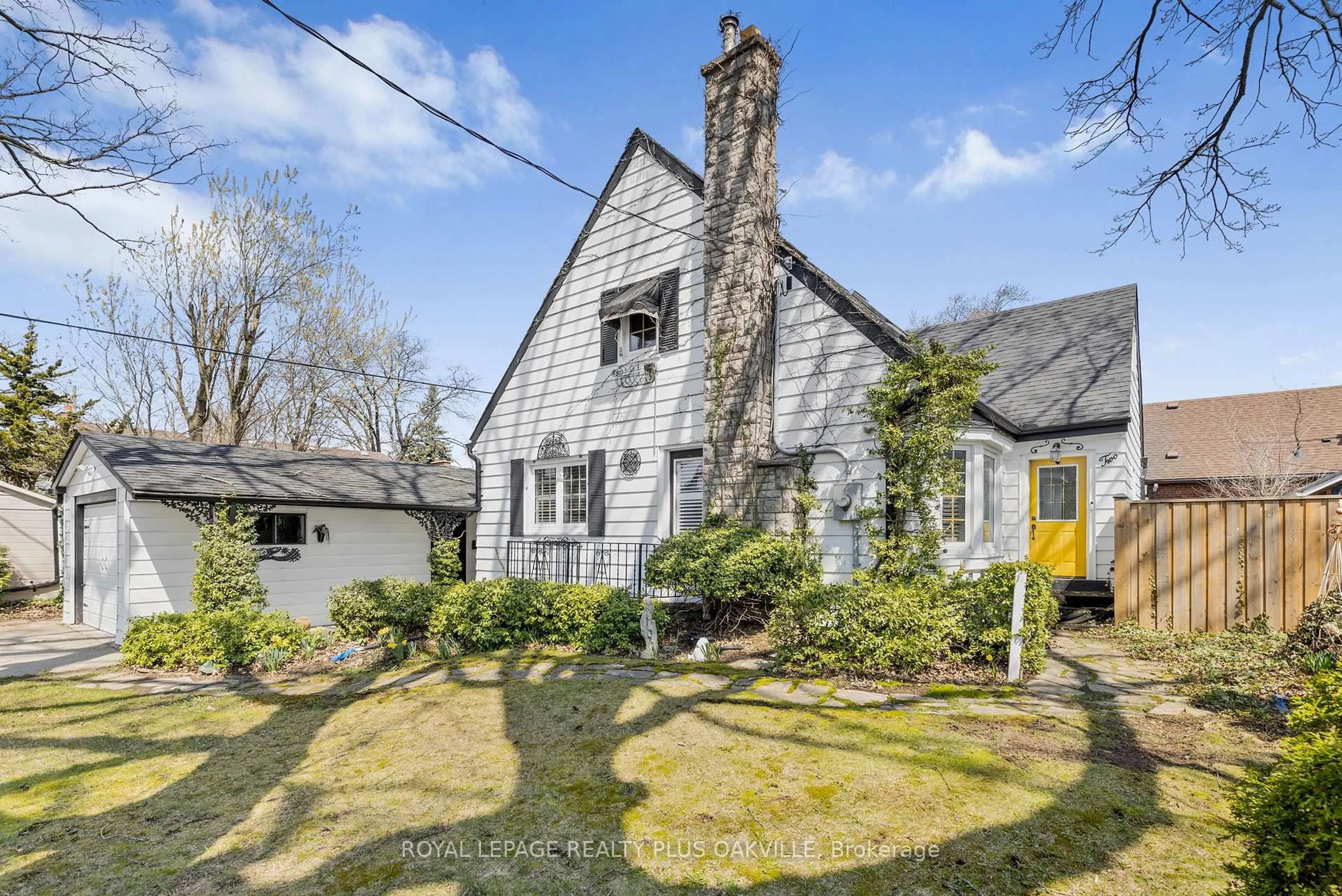 A pic from outside/outdoor area/front of a property/back of a property/a pic from drone, street for 2 Westcliffe Ave, Hamilton Ontario L9C 1K2